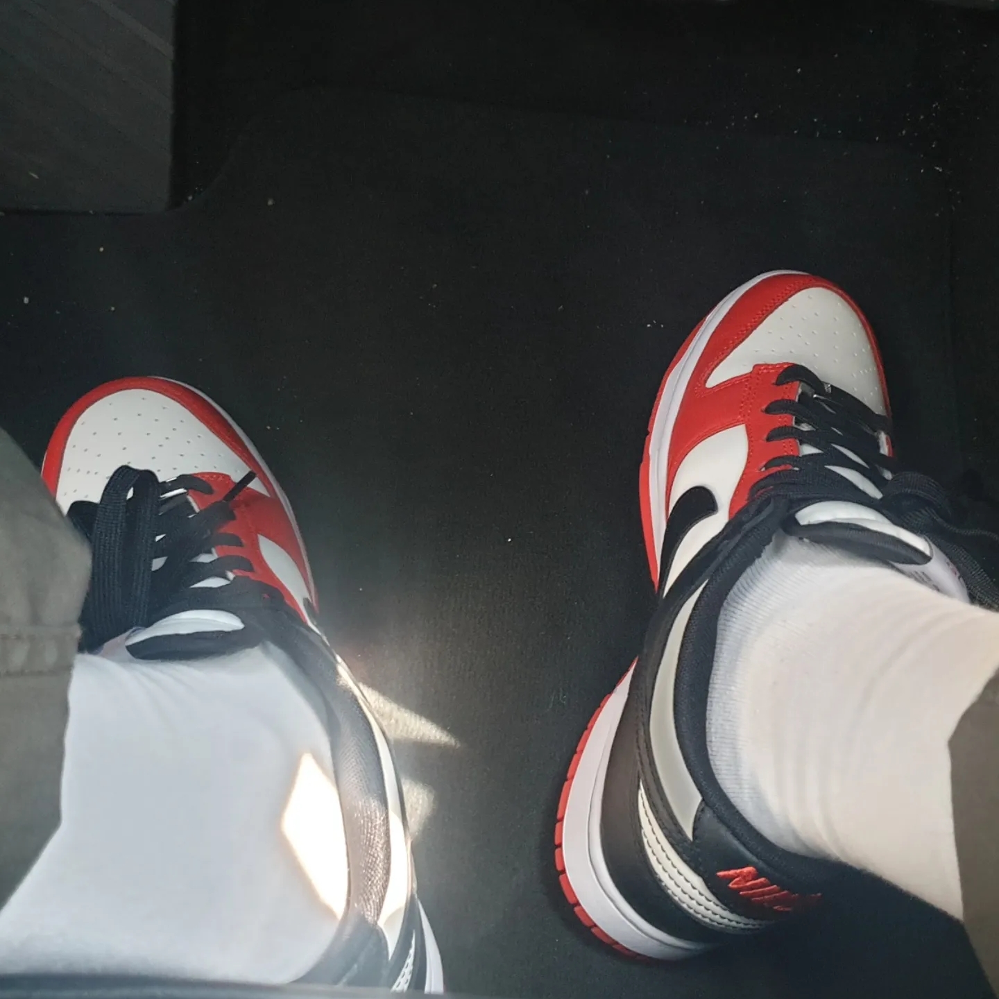 Nike x NBA Dunk Low Retro EMB Black and Chile Red 착용 스타일 - 2