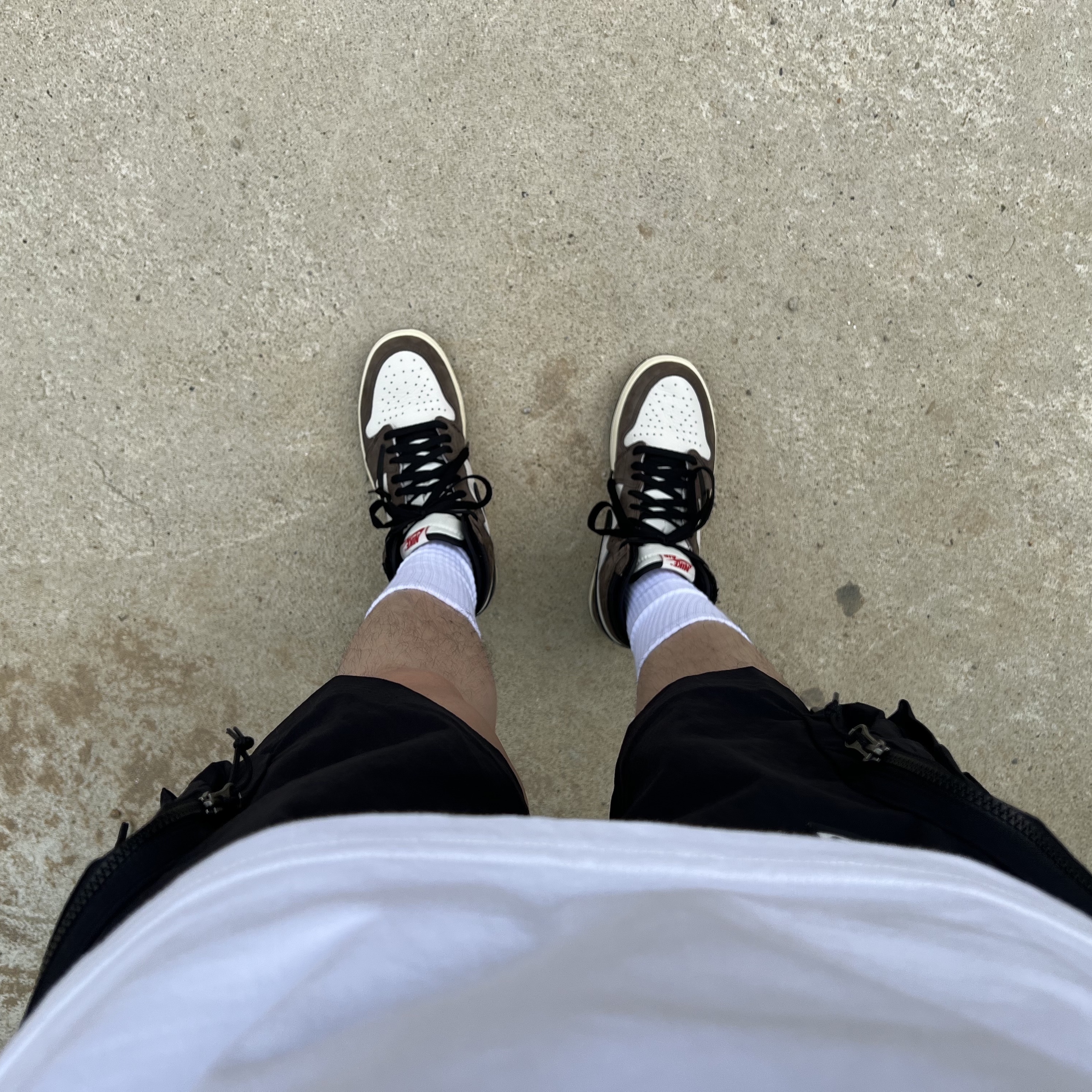 Jordan 1 x Travis Scott Retro High OG SP Mocha, Stussy Small Stock Crew Socks White (3 Pack) 착용 스타일