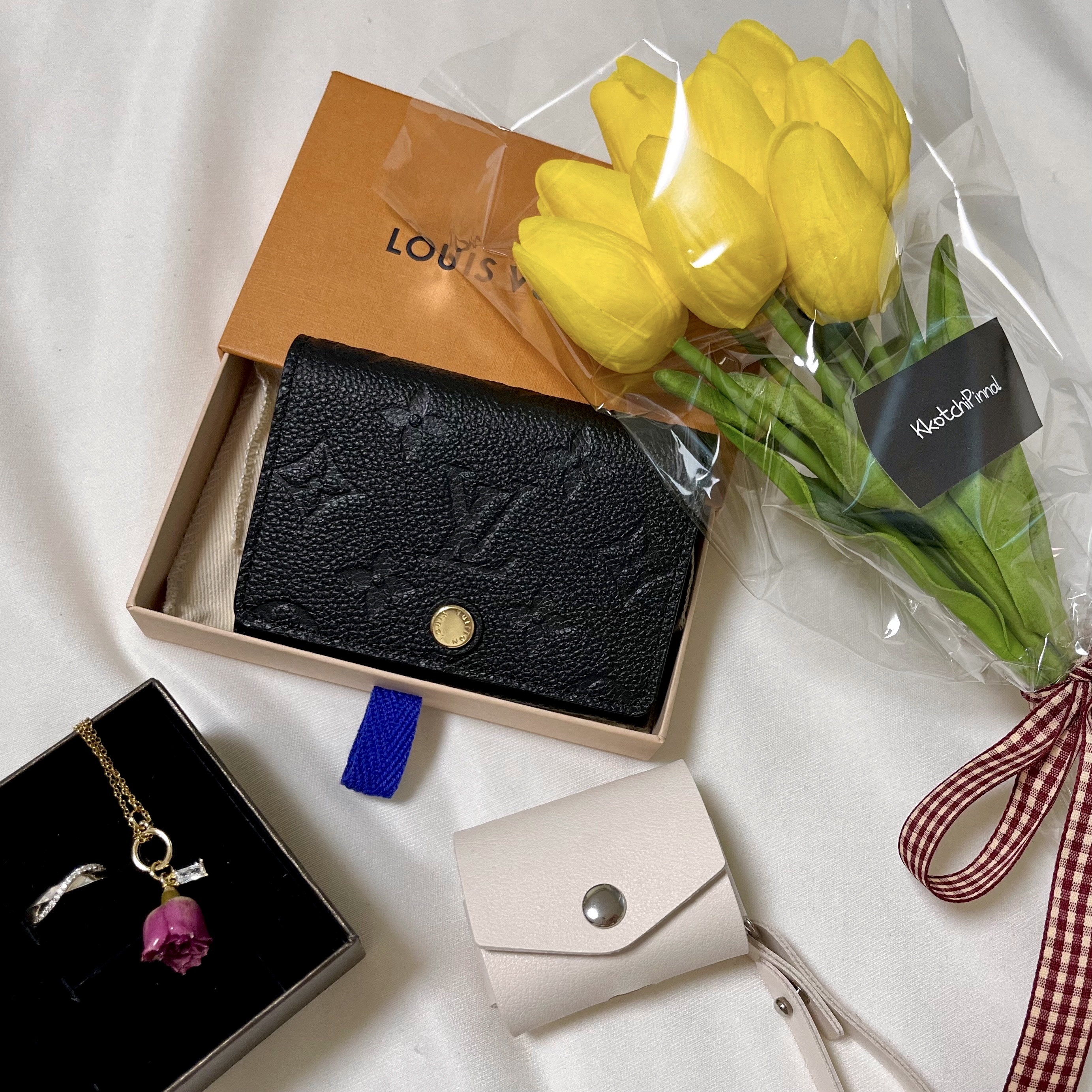 Louis Vuitton Business Card Holder Monogram Embossed Leather Black 착용 스타일