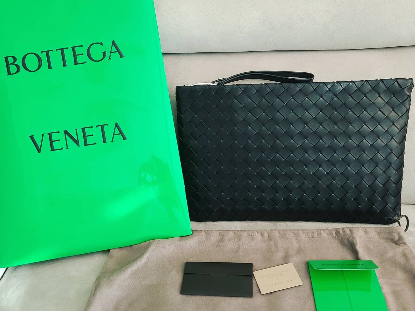 Bottega Veneta Large Pouch Black 착용 스타일 - 2