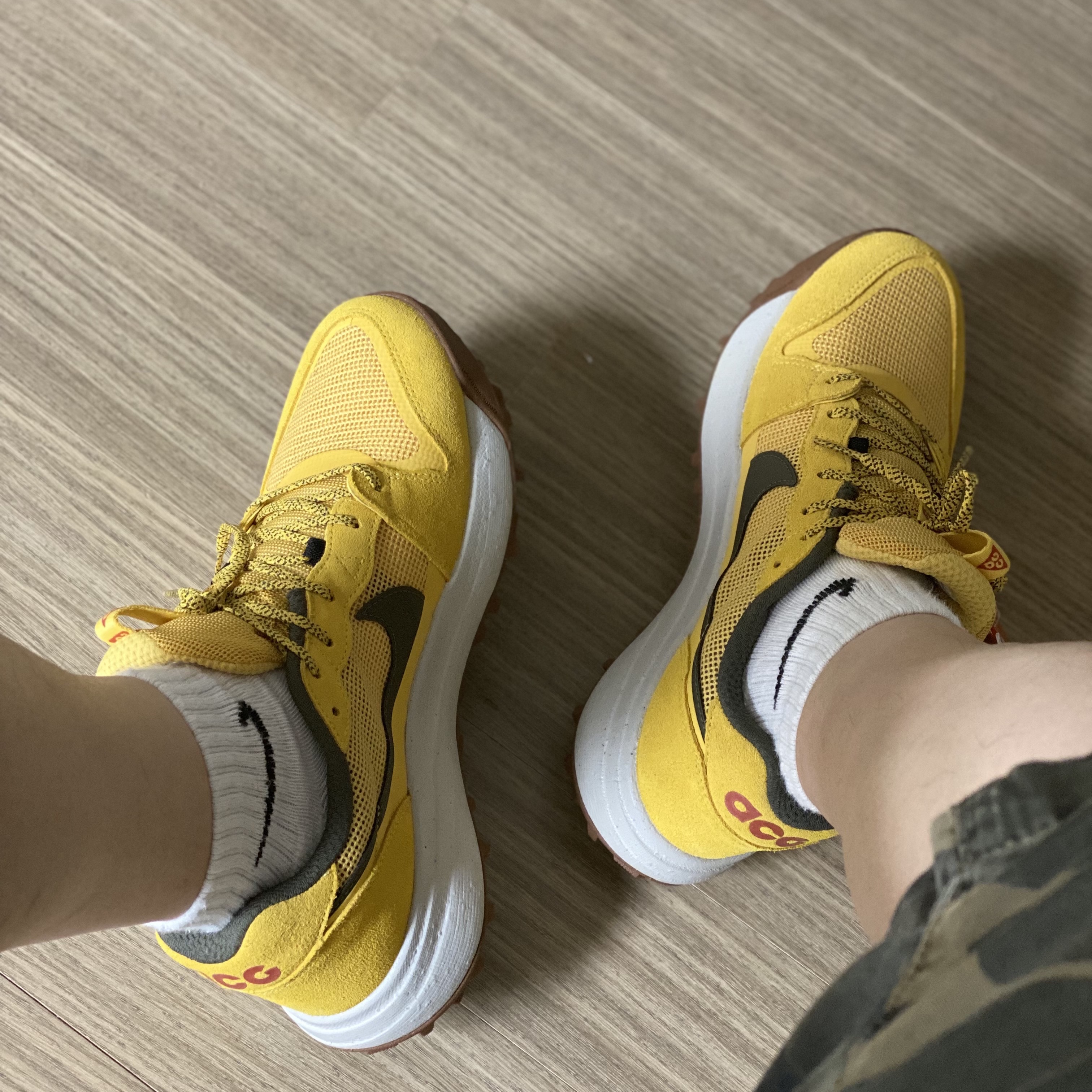 Nike ACG Lowcate Solar Flare 착용 스타일