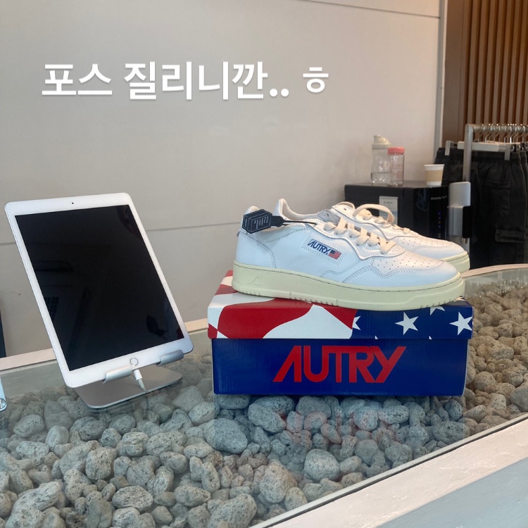 Autry Medalist Low Leather Sneakers White 착용 스타일