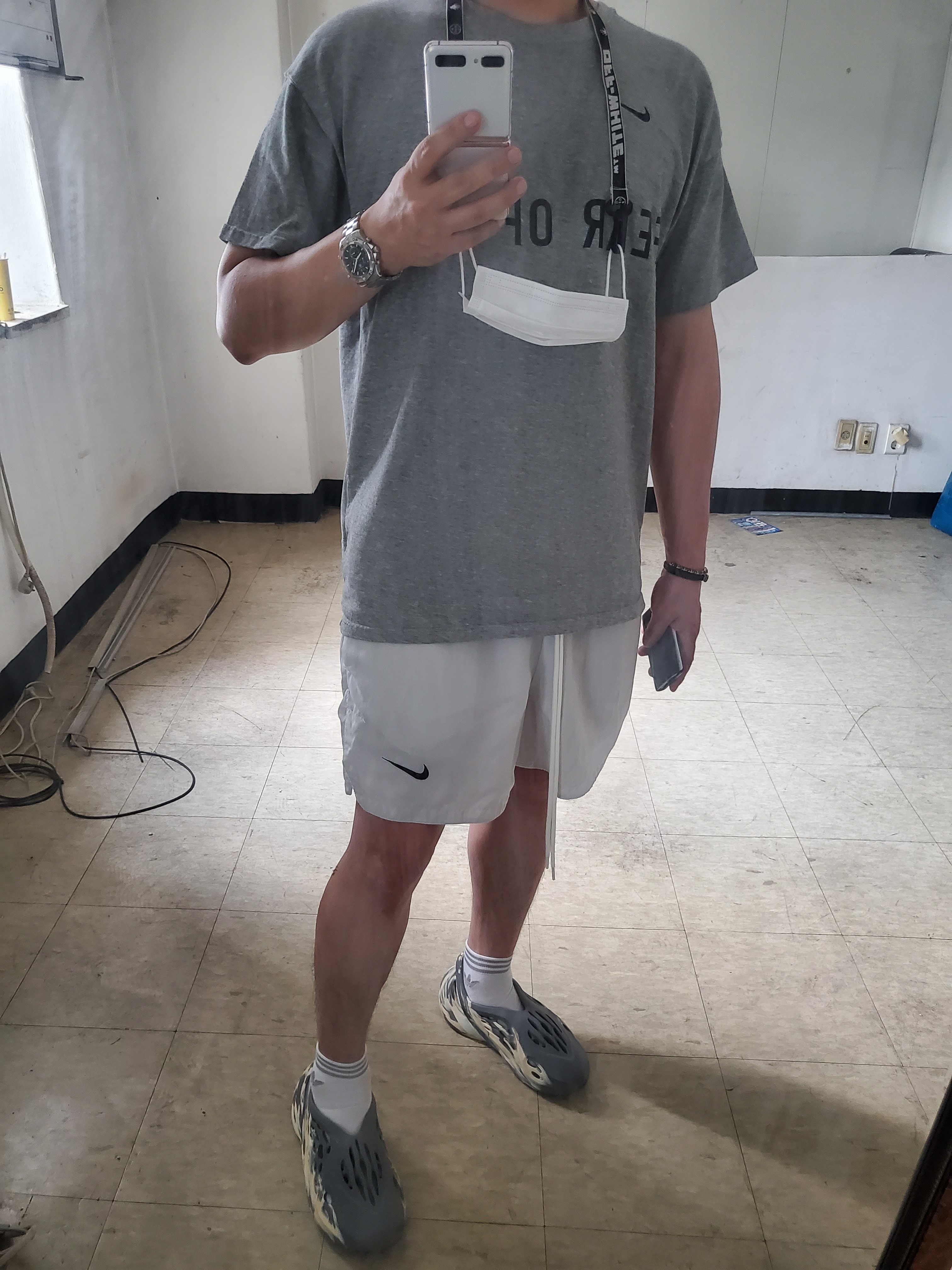 Nike x Fear of God Warm Up T-Shirt Dark Grey Heather, Adidas Yeezy Foam RNNR MXT Moon Gray 착용 스타일 - 1