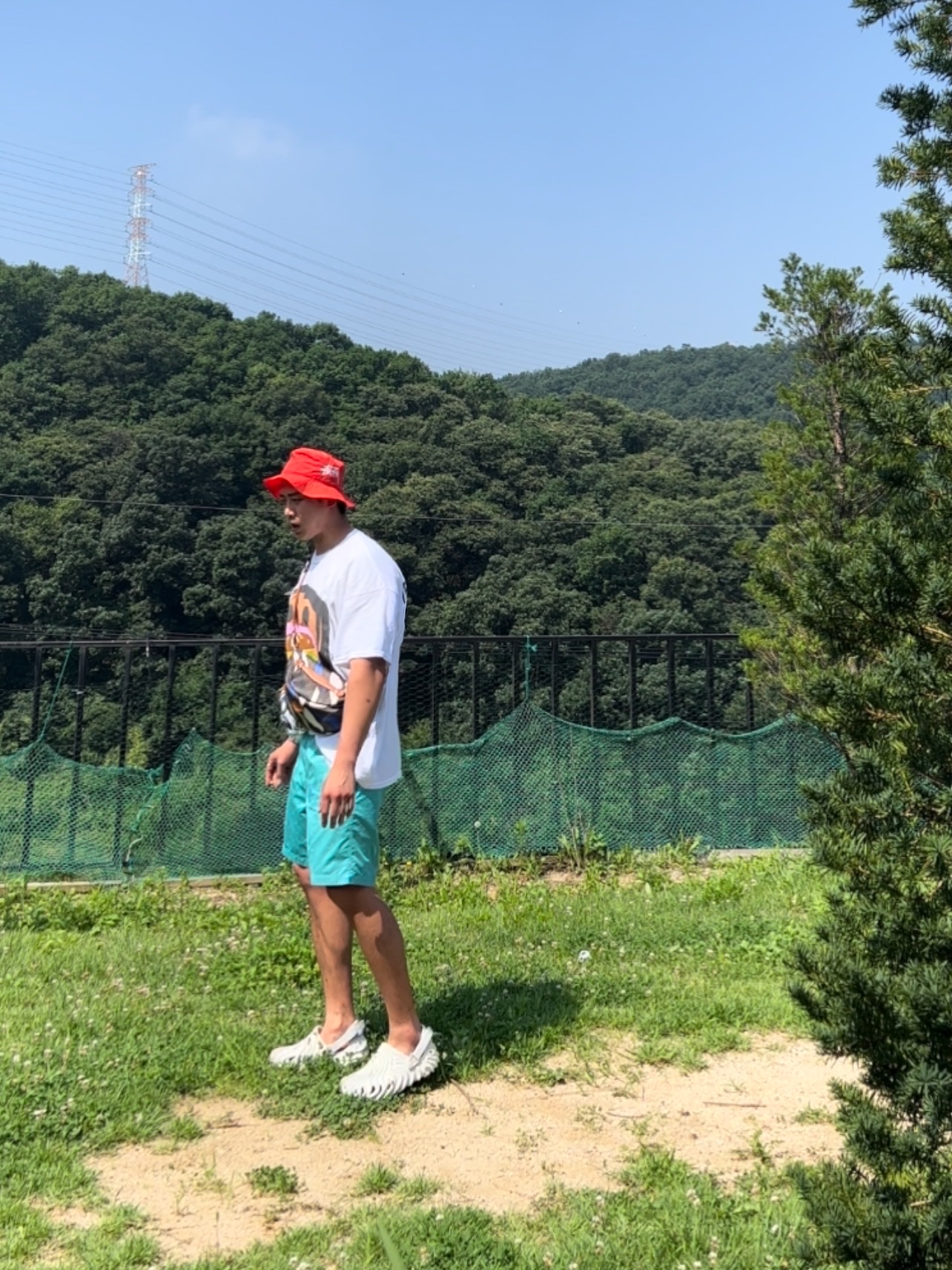 Nike x Stussy Bucket Hat Habanero Red, Crocs x Salehe Bembury Pollex Clog Stratus 착용 스타일 - 2