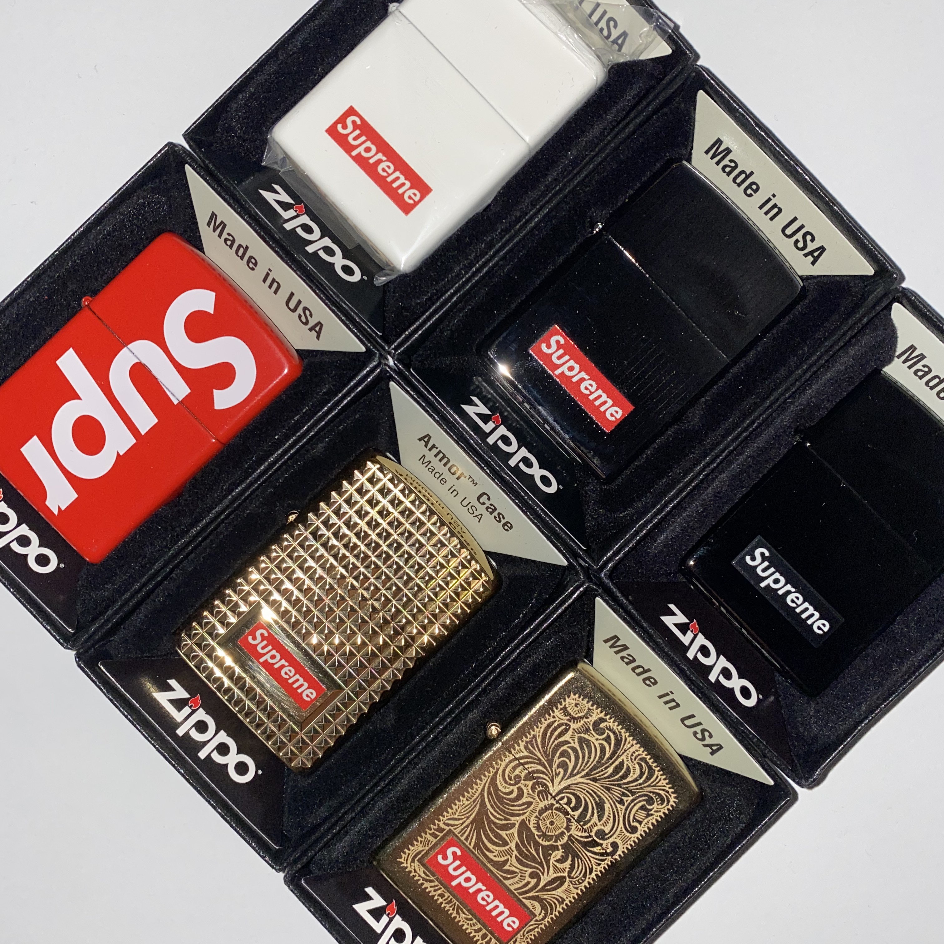 Supreme Logo Zippo Red 착용 스타일