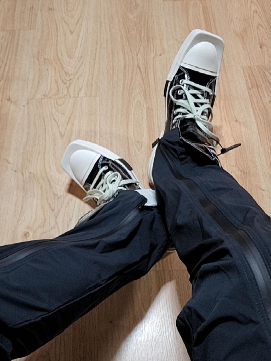 Converse x Drkshdw Turbodrk Chuck 70 Hi Black Lacquered Denim 착용 스타일