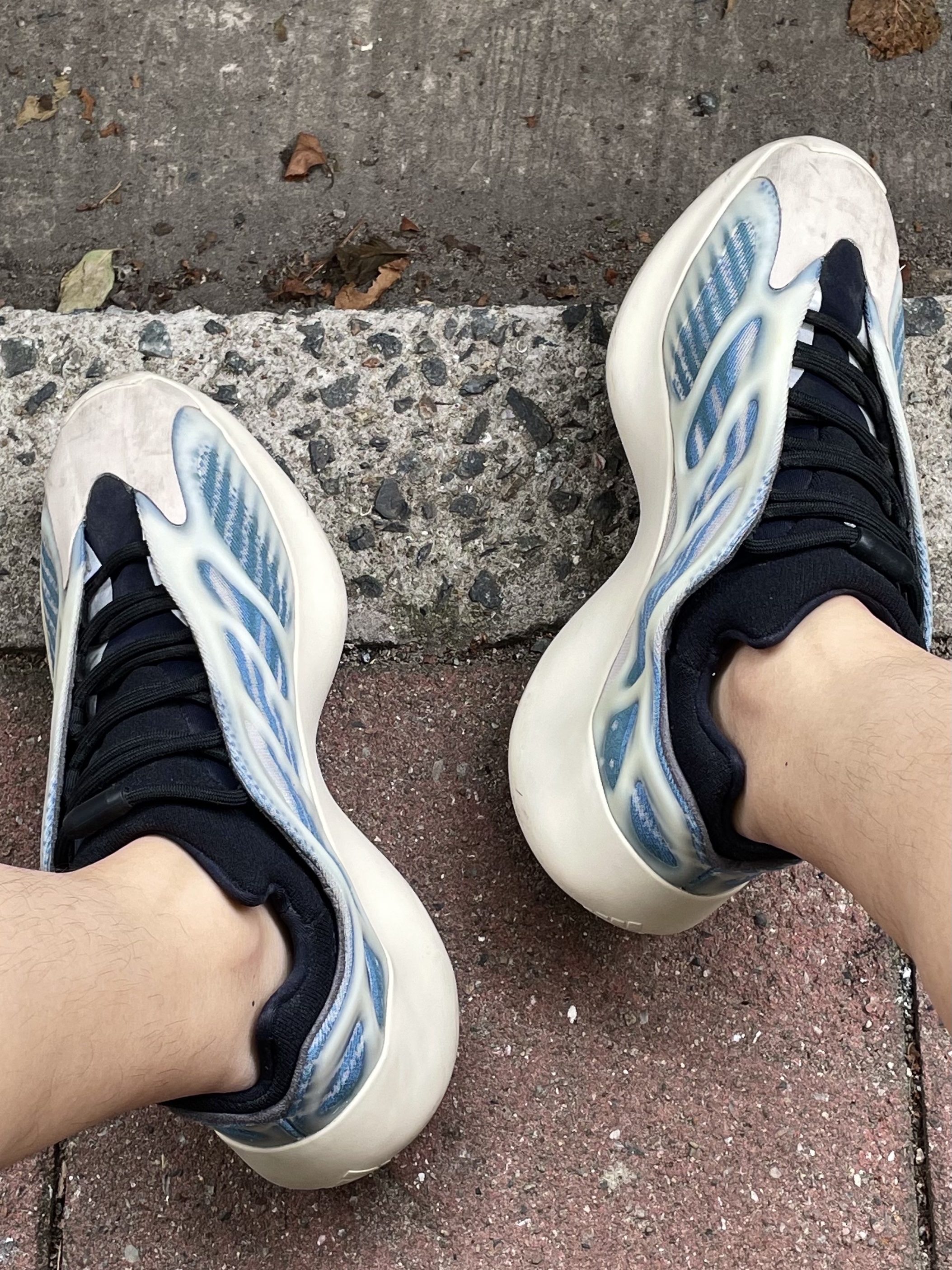 Adidas Yeezy 700 V3 Kyanite 착용 스타일