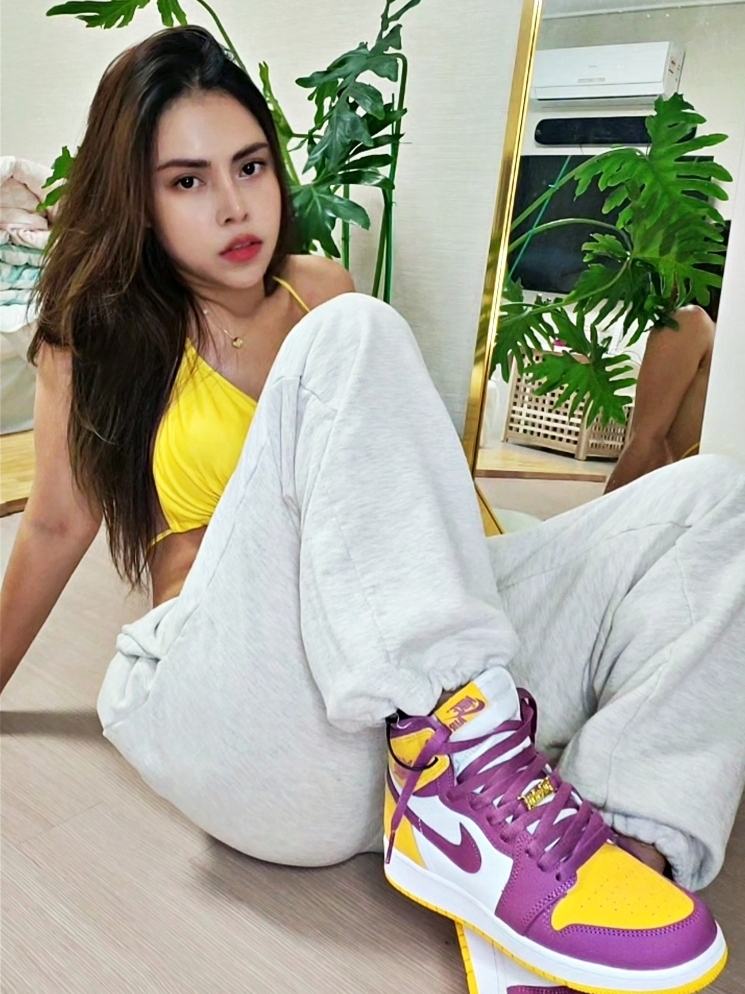 Jordan 1 Retro High OG University Gold Light Bordeaux, (GS) Jordan 1 Retro High OG University Gold Light Bordeaux 착용 스타일 - 1