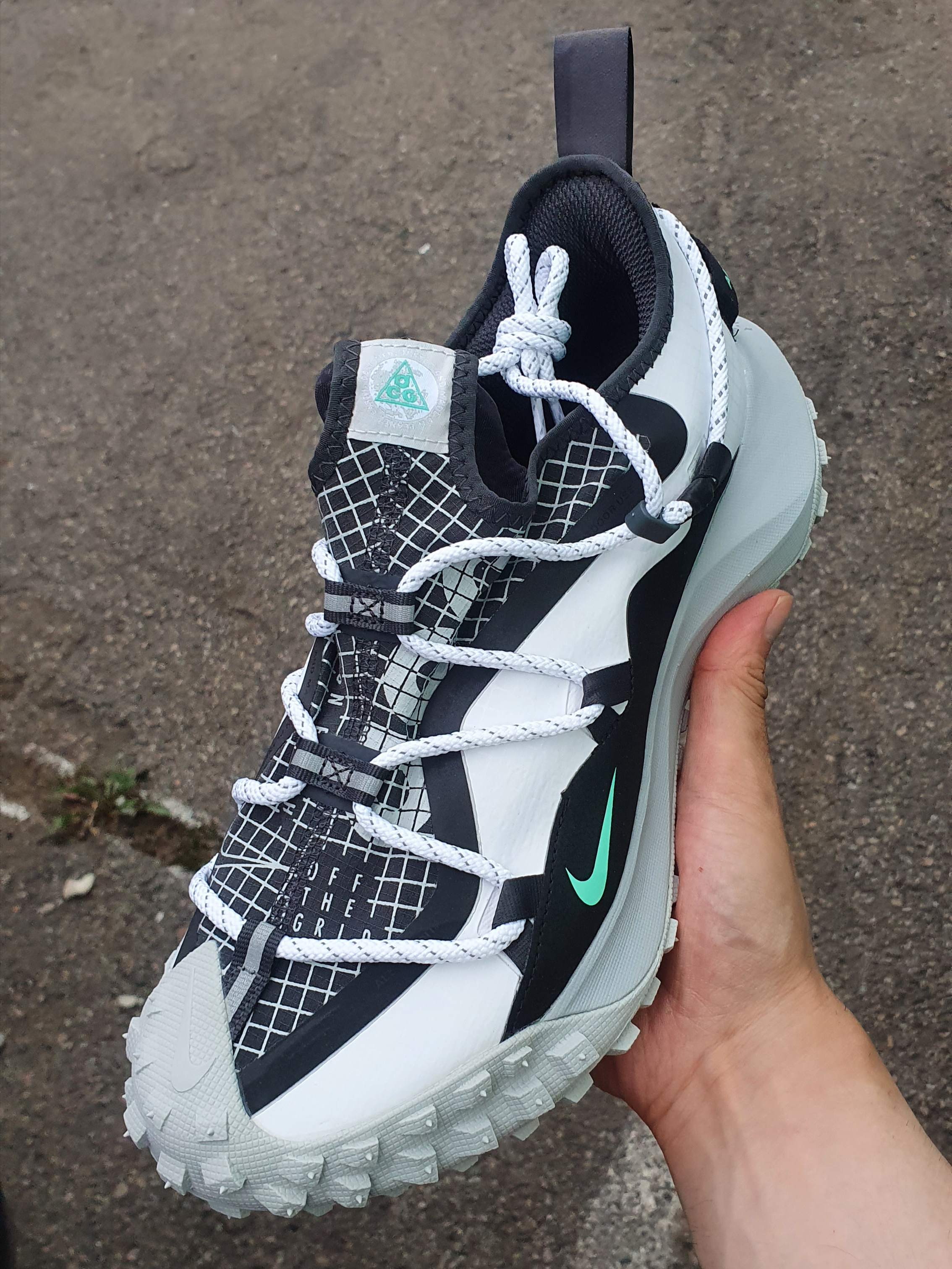 Nike ACG Mountain Fly Low SE White and Black 착용 스타일 - 1