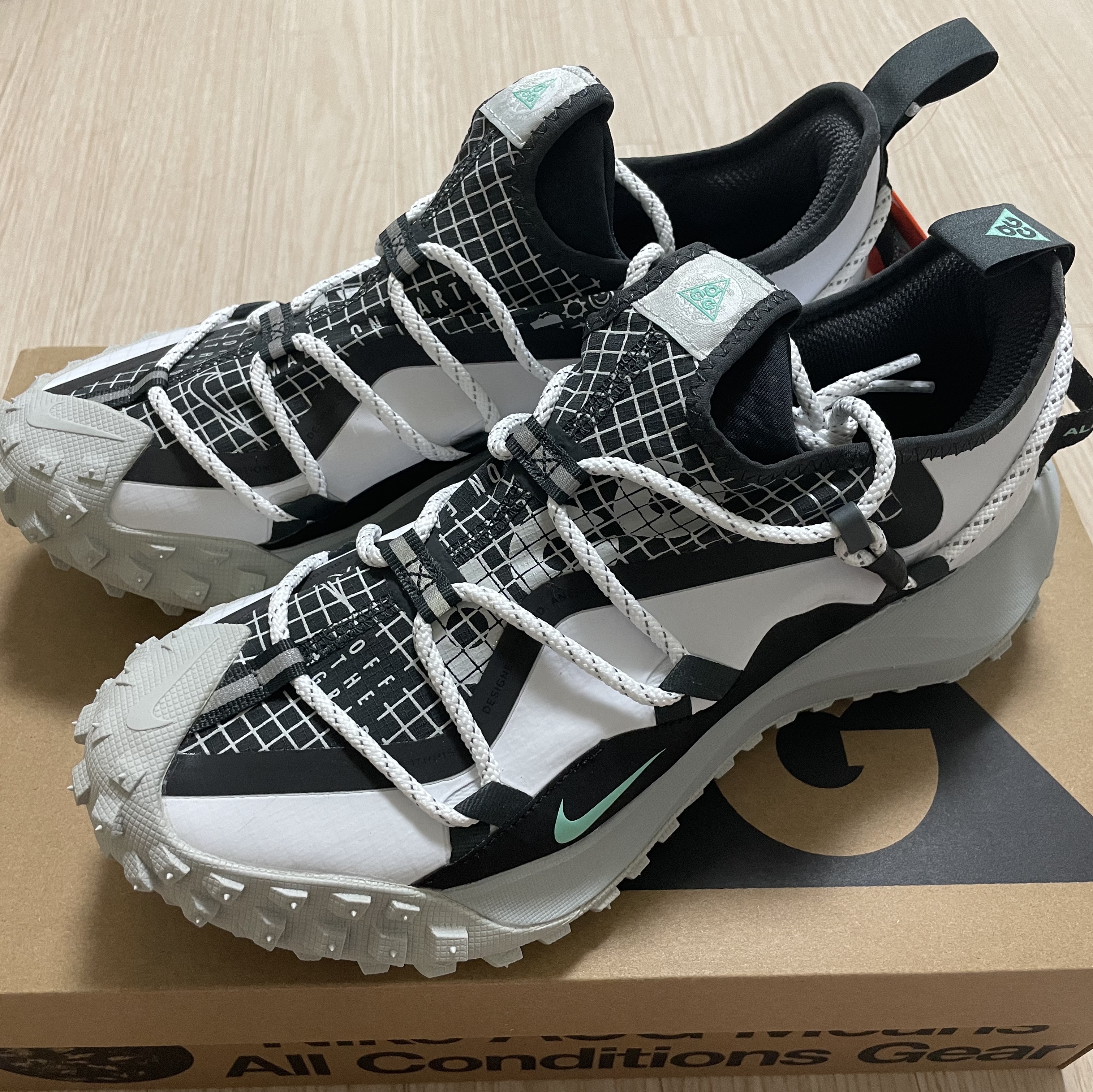 Nike ACG Mountain Fly Low SE White and Black 착용 스타일