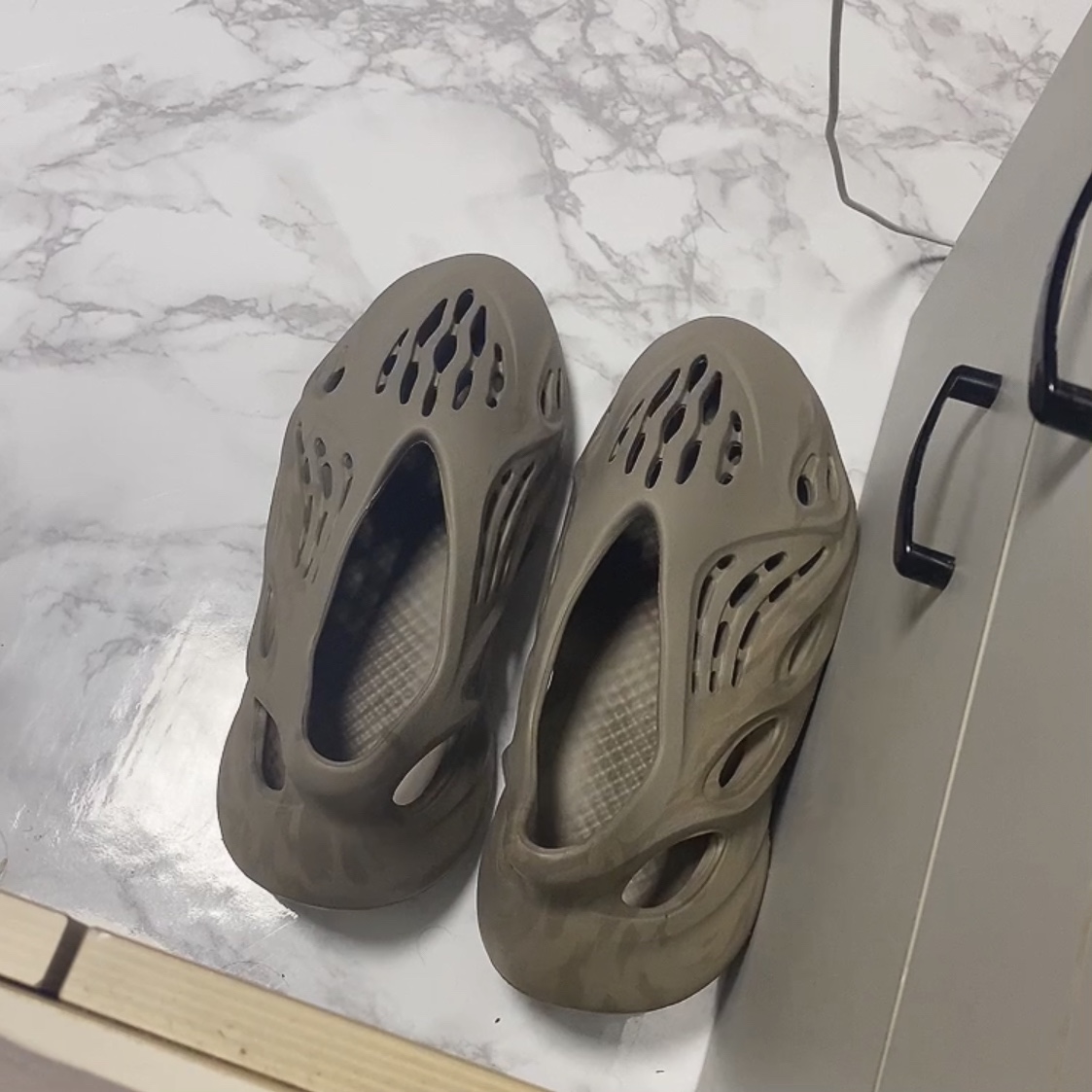 Adidas Yeezy Foam RNNR Stone Sage 착용 스타일