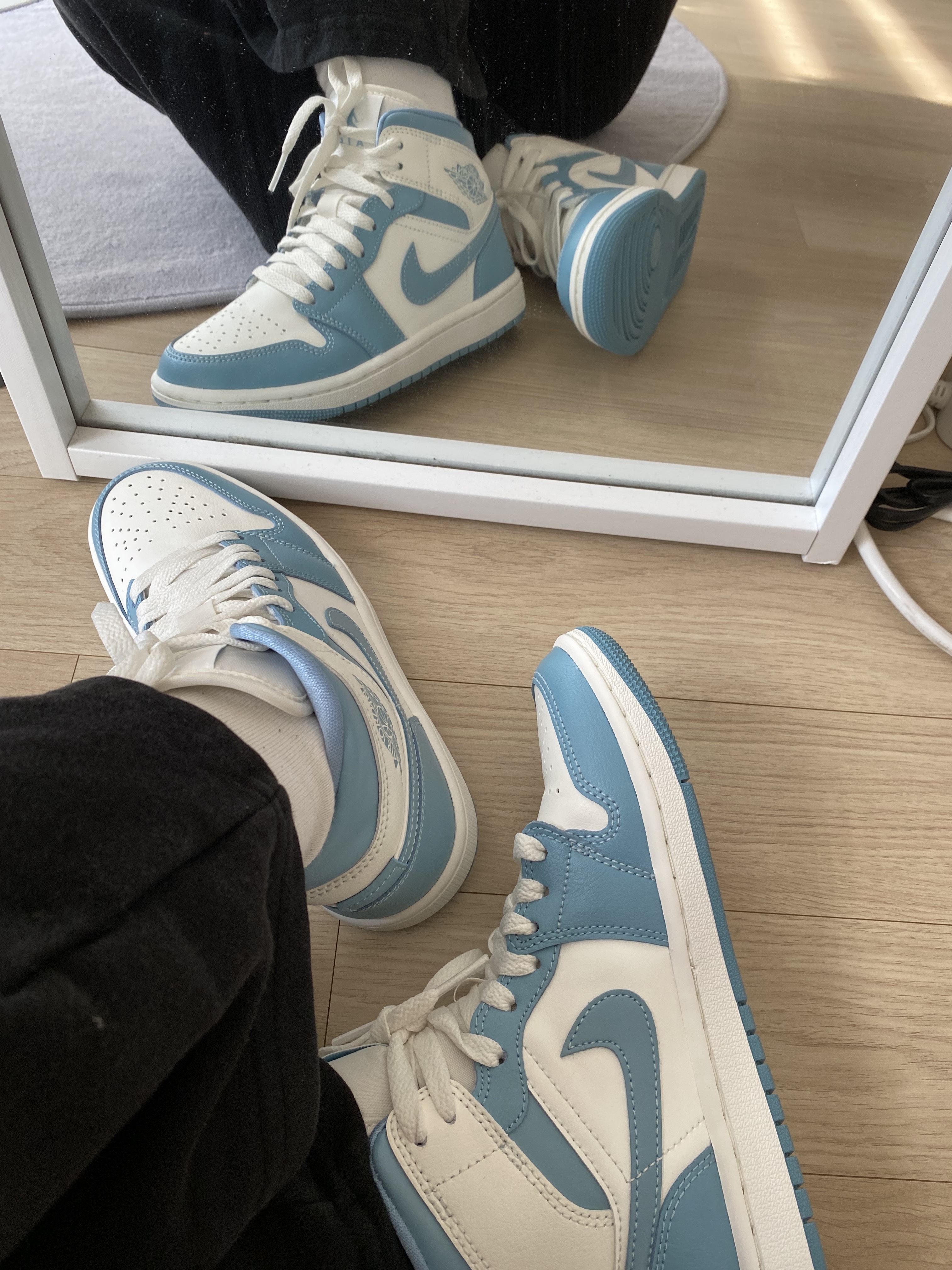 (W) Jordan 1 Mid Sail and Worn Blue 착용 스타일
