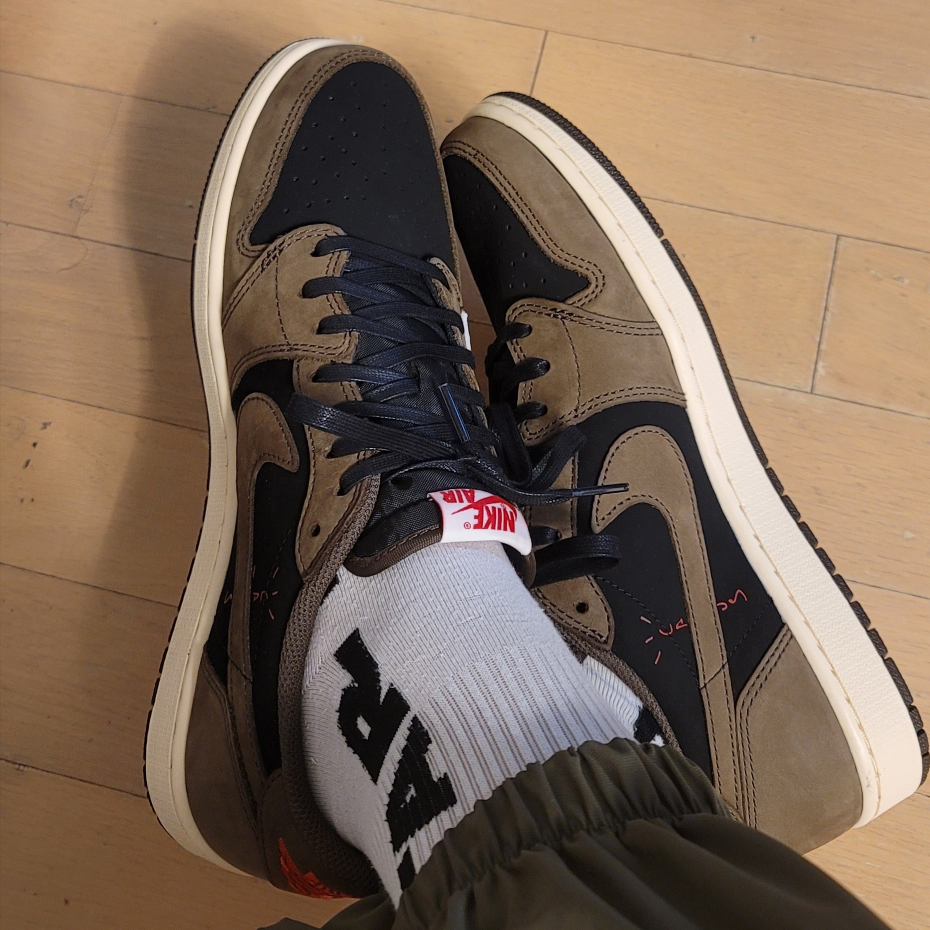 Jordan 1 x Travis Scott Retro Low OG SP Mocha 착용 스타일 - 1