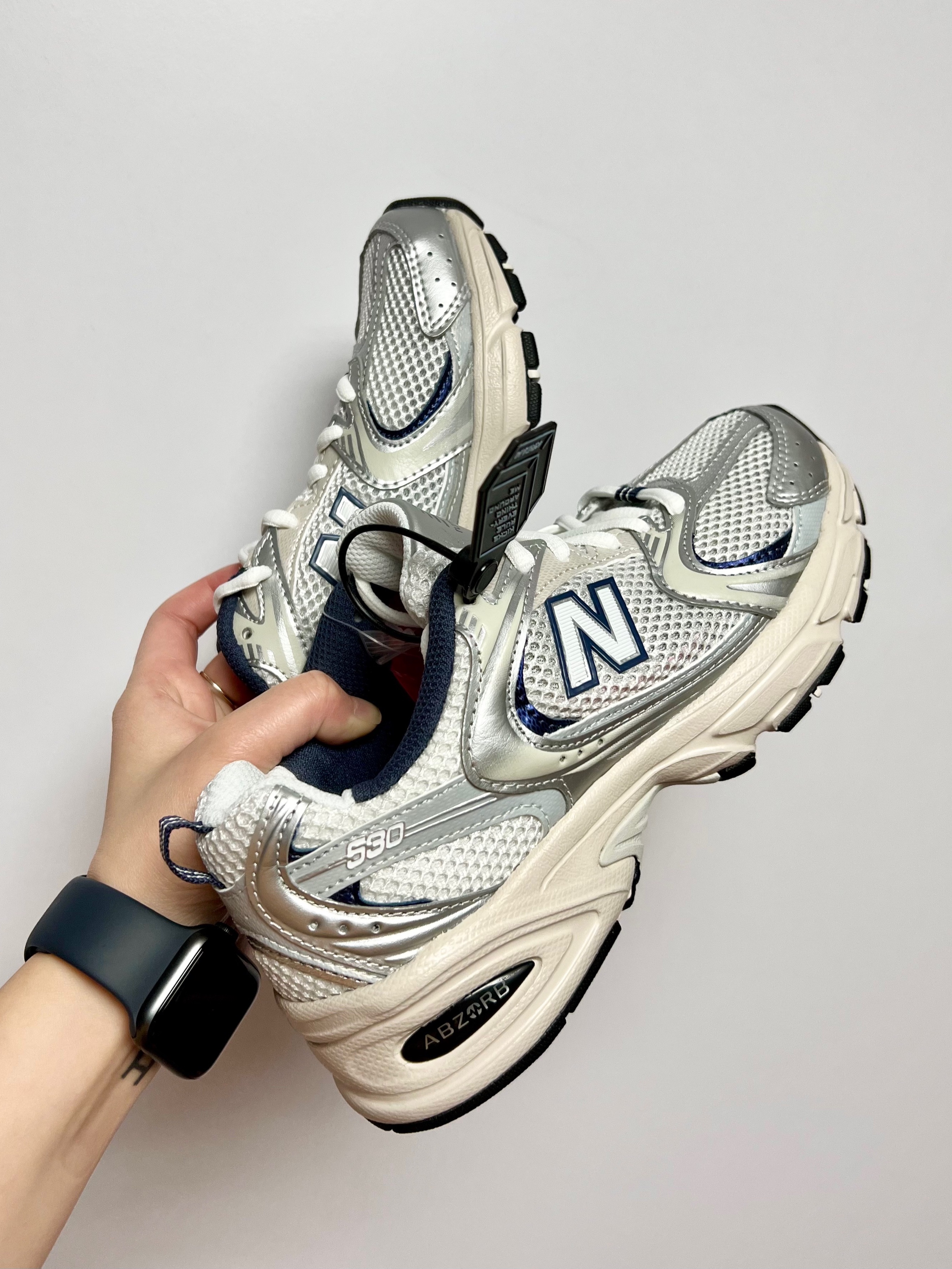New Balance 530 Steel Grey, Casetify x IAB Studio iPhone White Logo Impact Case Frost White 착용 스타일 - 3