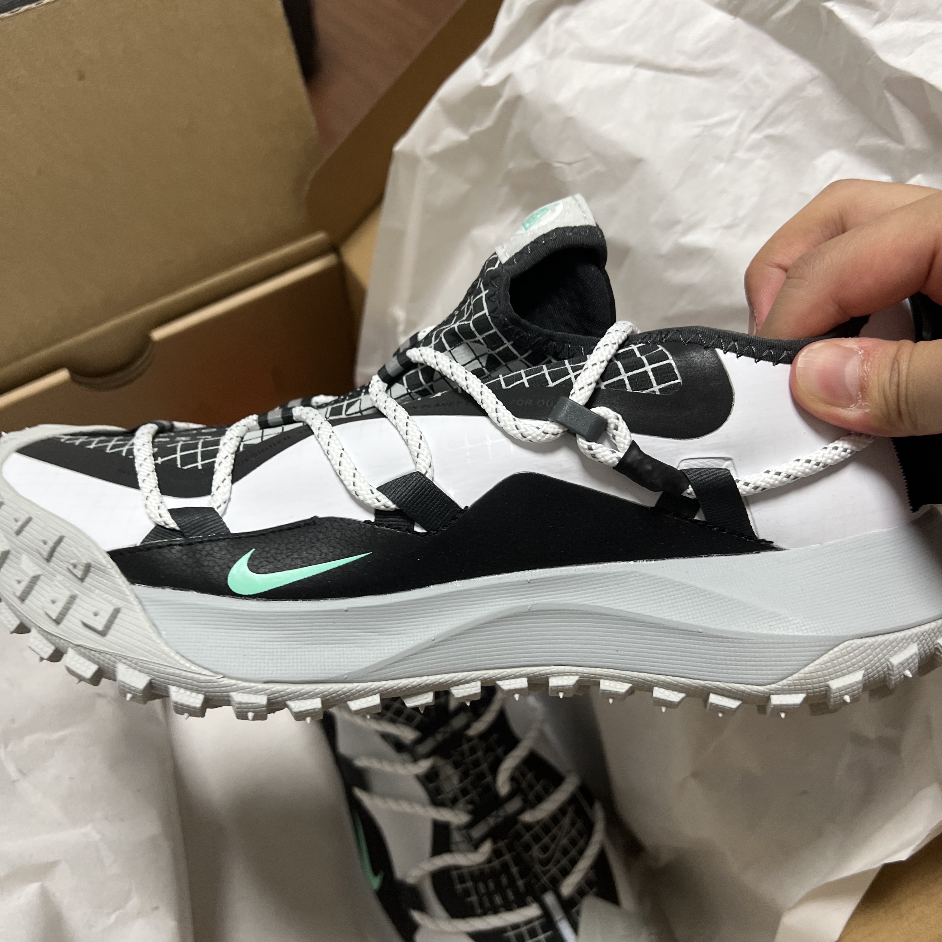 Nike ACG Mountain Fly Low SE White and Black 착용 스타일 - 1