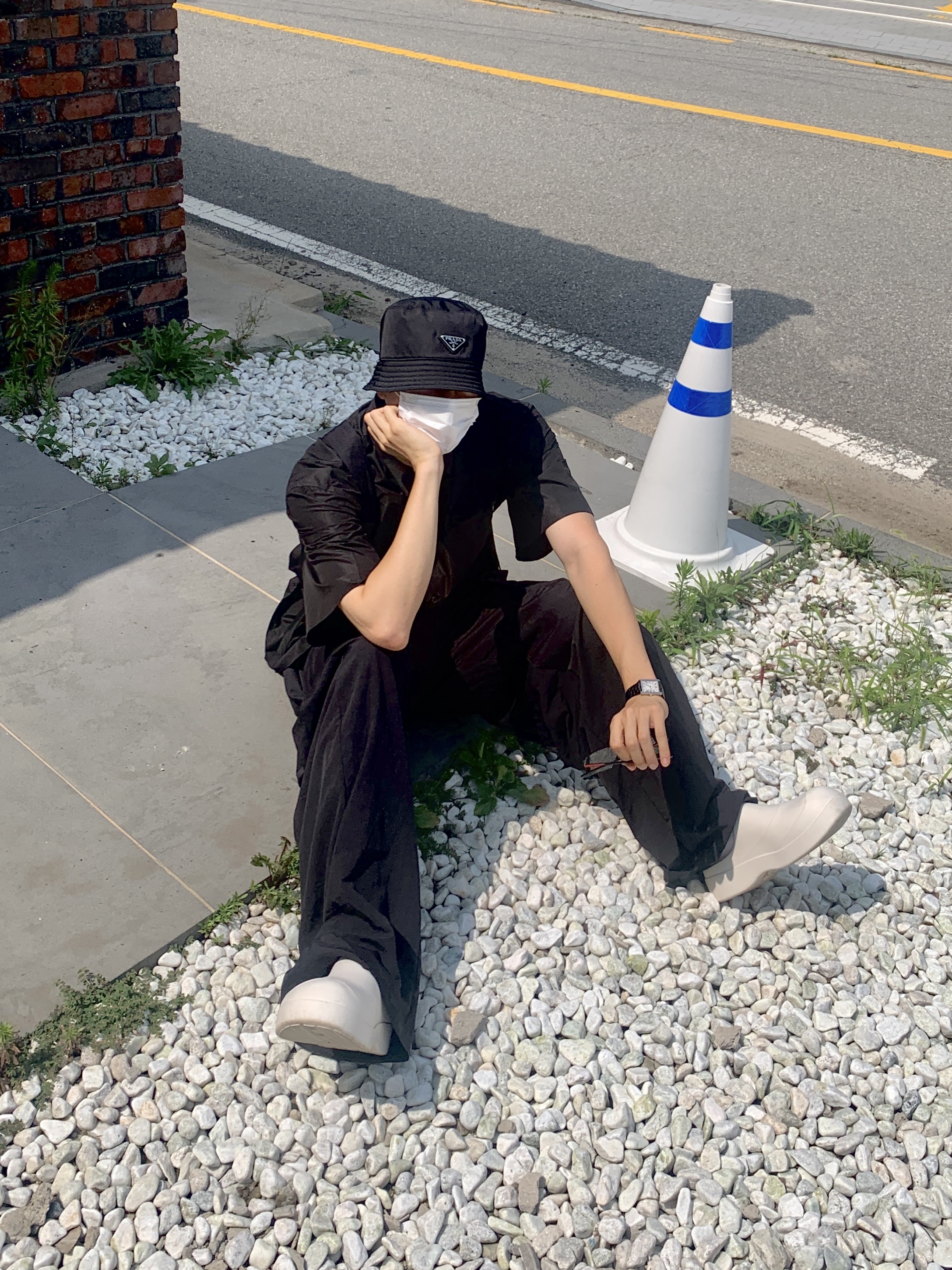 Prada Re-Nylon Bucket Hat Black, Cartier Tank Must Watch Extra Large Automatic Steel Calfskin Black 착용 스타일 - 1