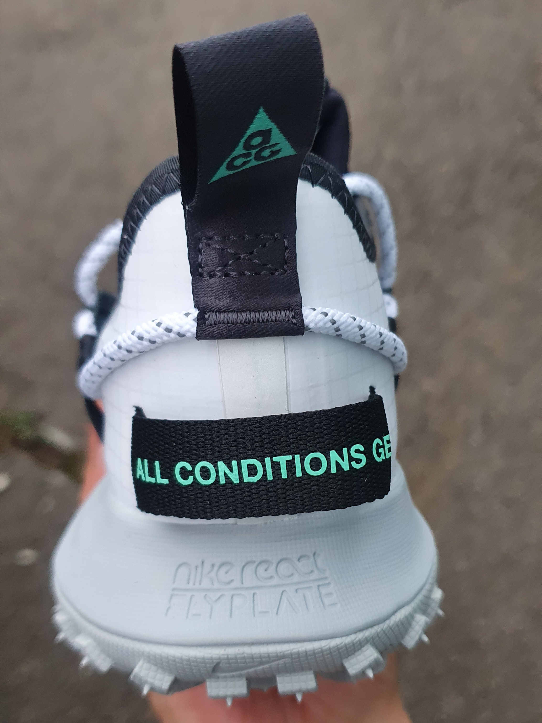 Nike ACG Mountain Fly Low SE White and Black 착용 스타일 - 2