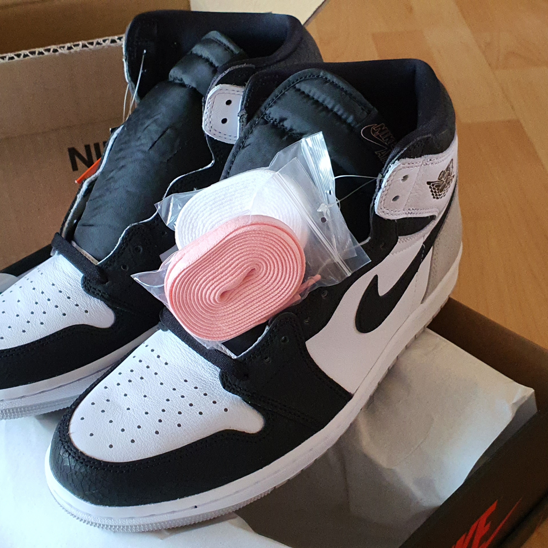 Jordan 1 Retro High OG Bleached Coral 착용 스타일