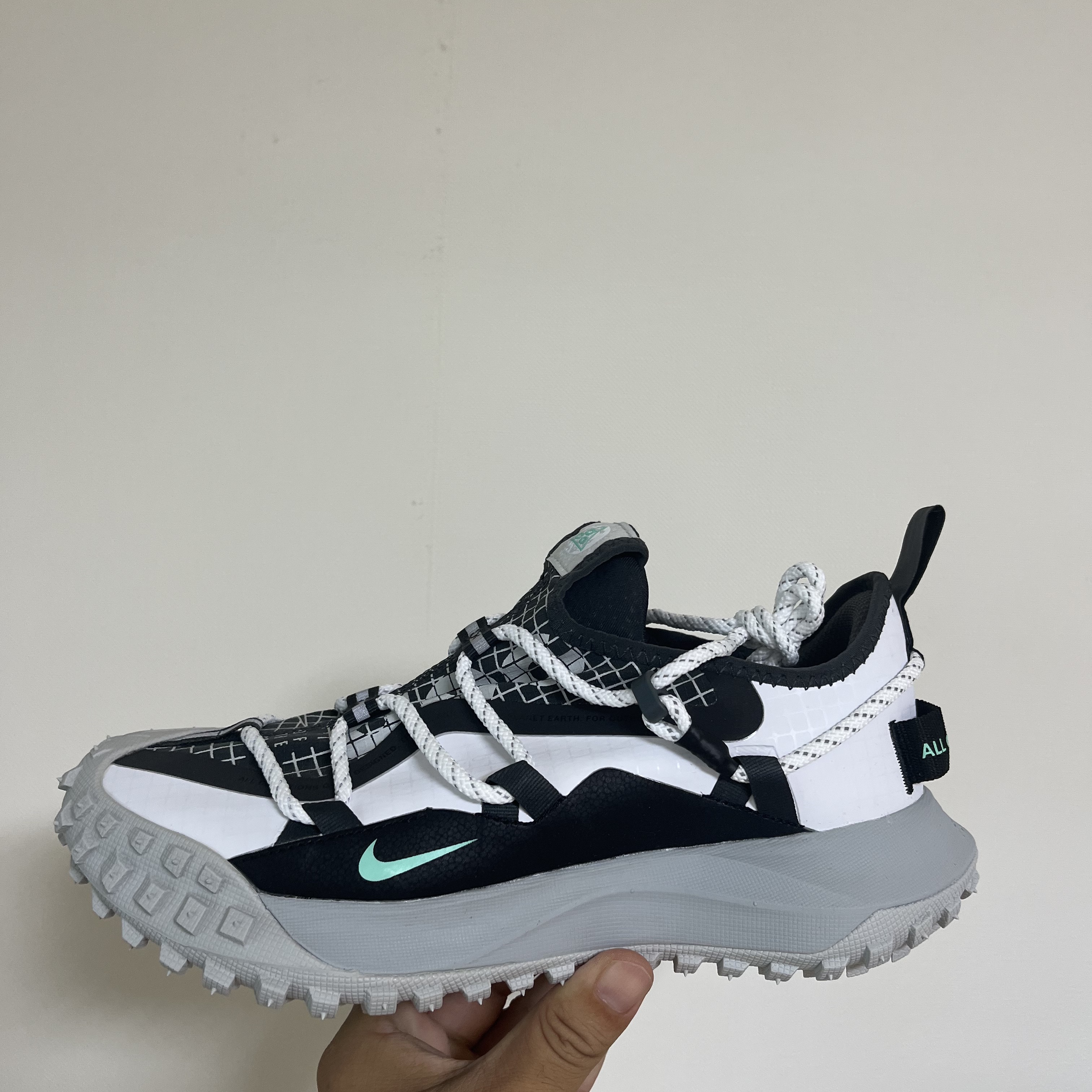 Nike ACG Mountain Fly Low SE White and Black 착용 스타일 - 1
