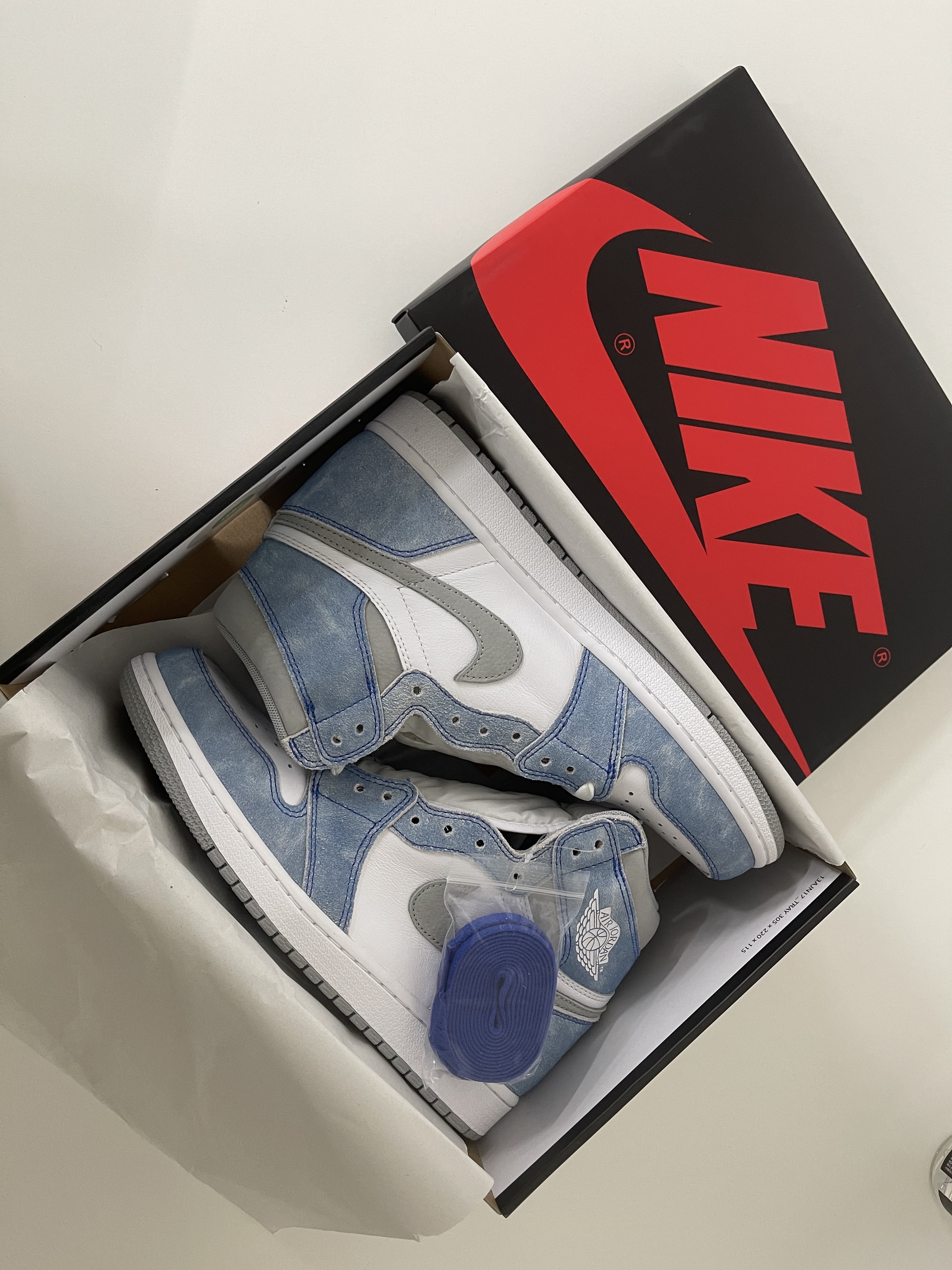 Jordan 1 Retro High OG Hyper Royal 착용 스타일