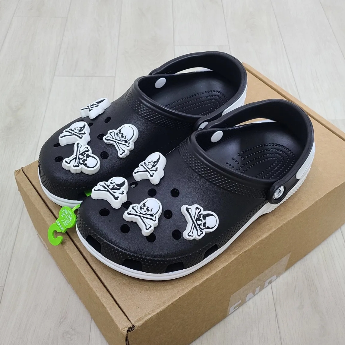 Crocs x Mastermind Classic Clog Black White 착용 스타일 - 2
