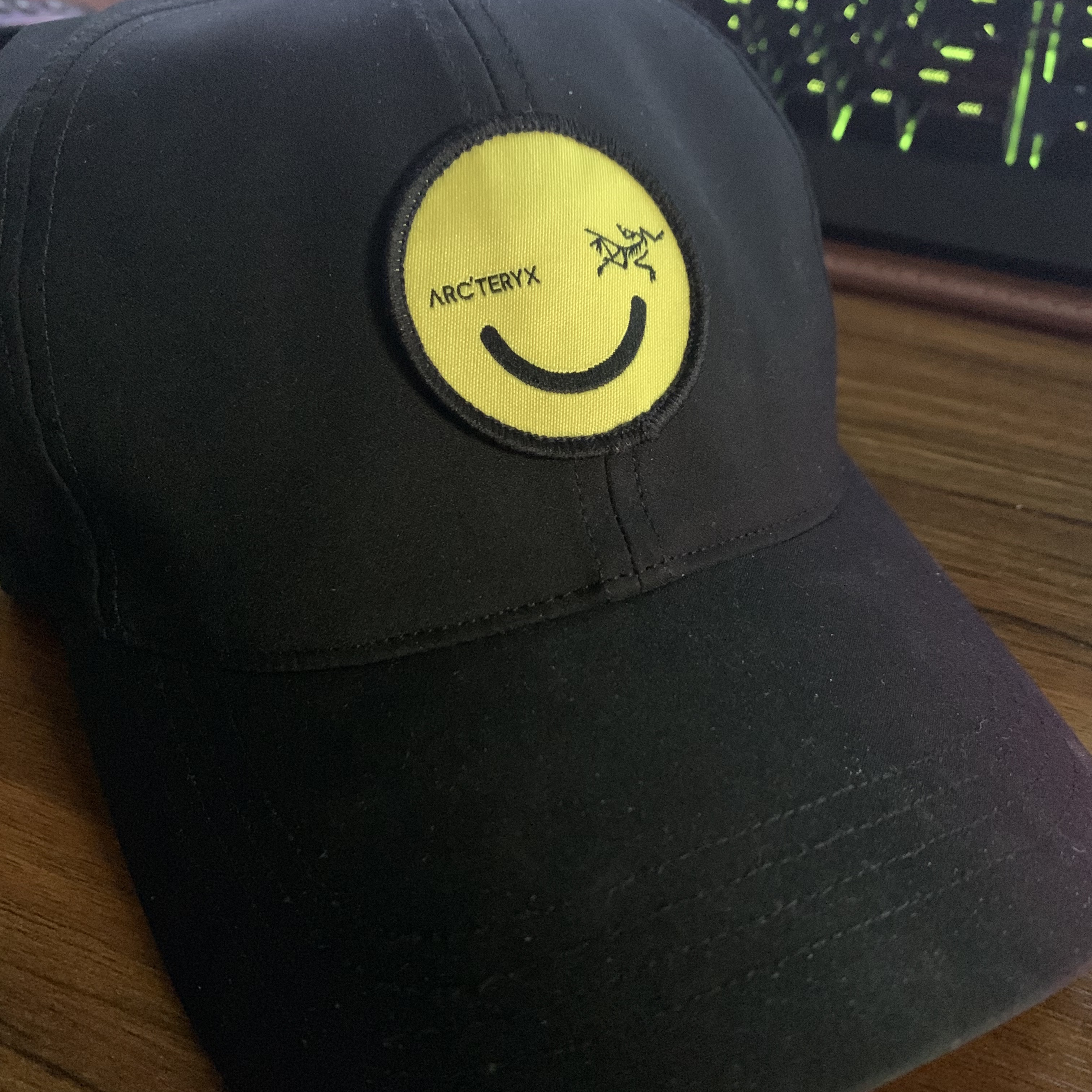 (W) Arc'teryx All Smiles Ball Cap Black 착용 스타일