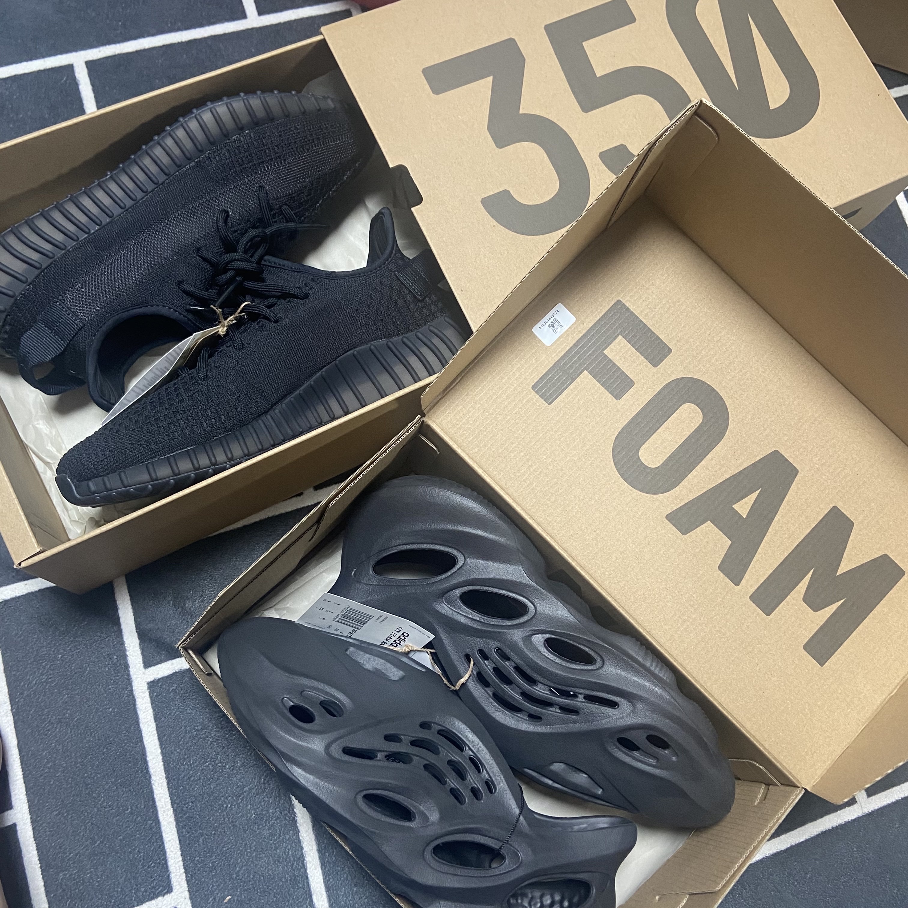 Adidas Yeezy Boost 350 V2 Onyx, Adidas Yeezy Foam RNNR Onyx 착용 스타일