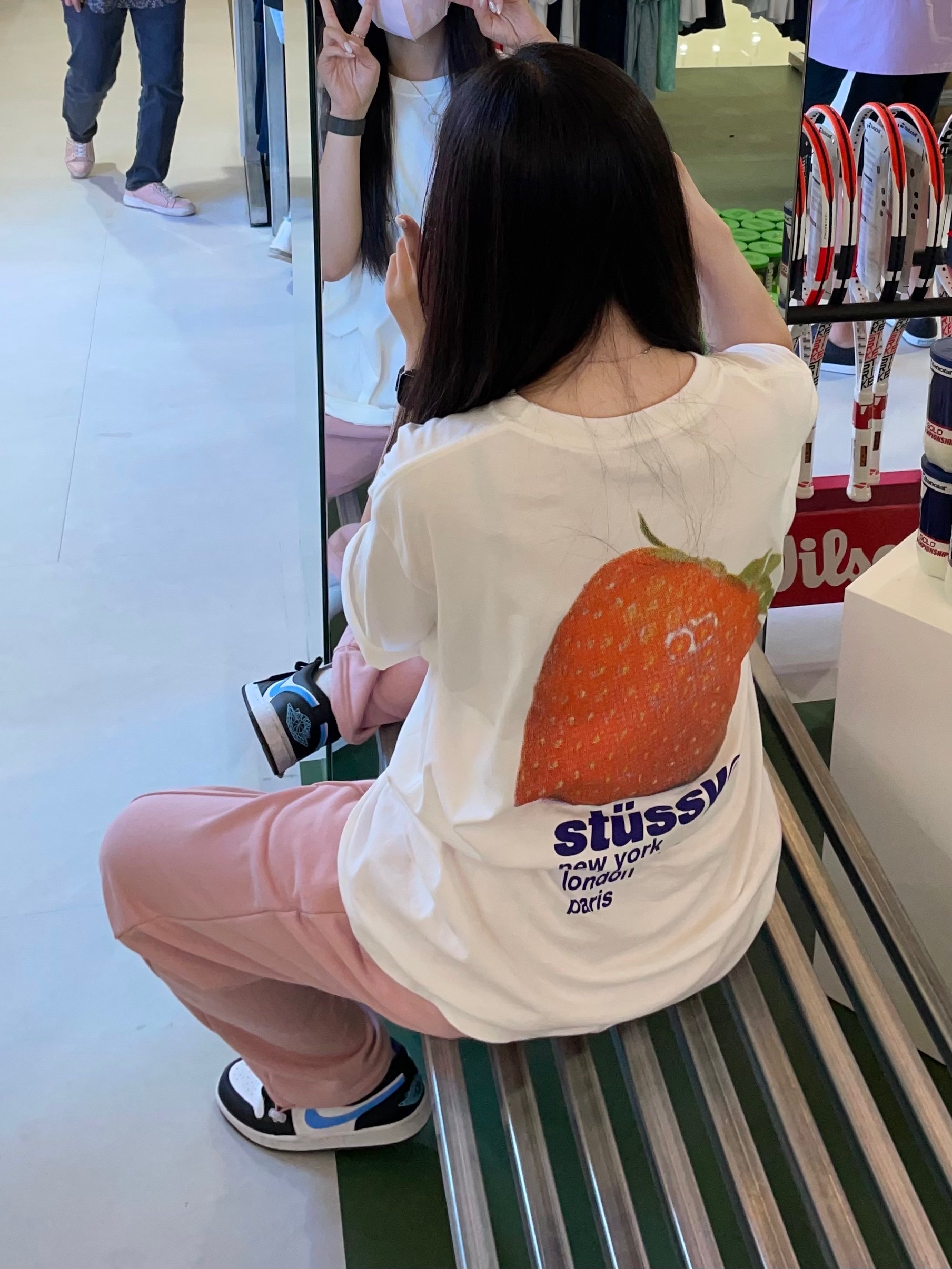 Stussy Strawberry T-Shirt White, (W) Jordan 1 Low Black University Blue 착용 스타일 - 4