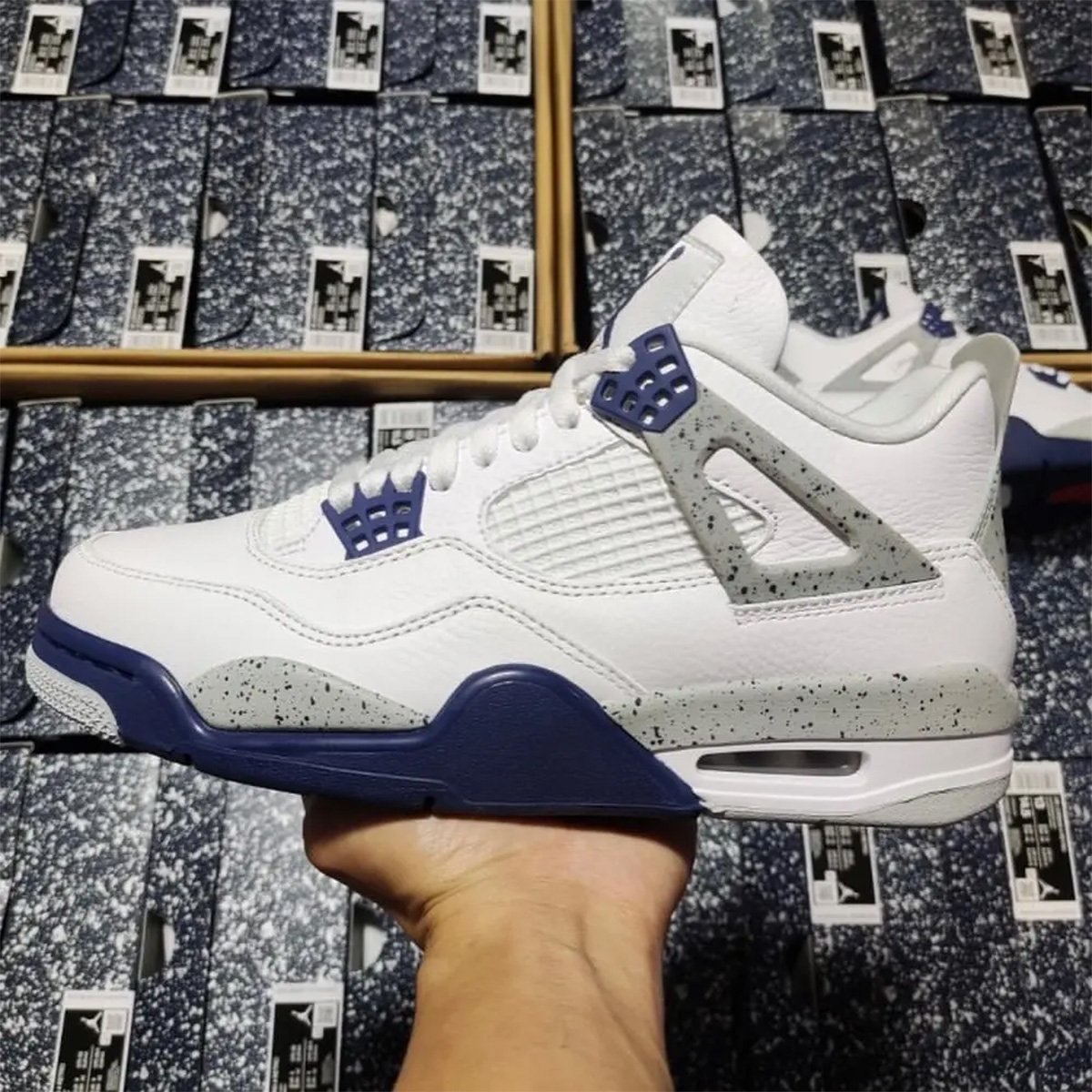 Jordan 1 Retro High OG CO.JP Midnight Navy, Jordan 4 Retro White and Black 착용 스타일 - 2