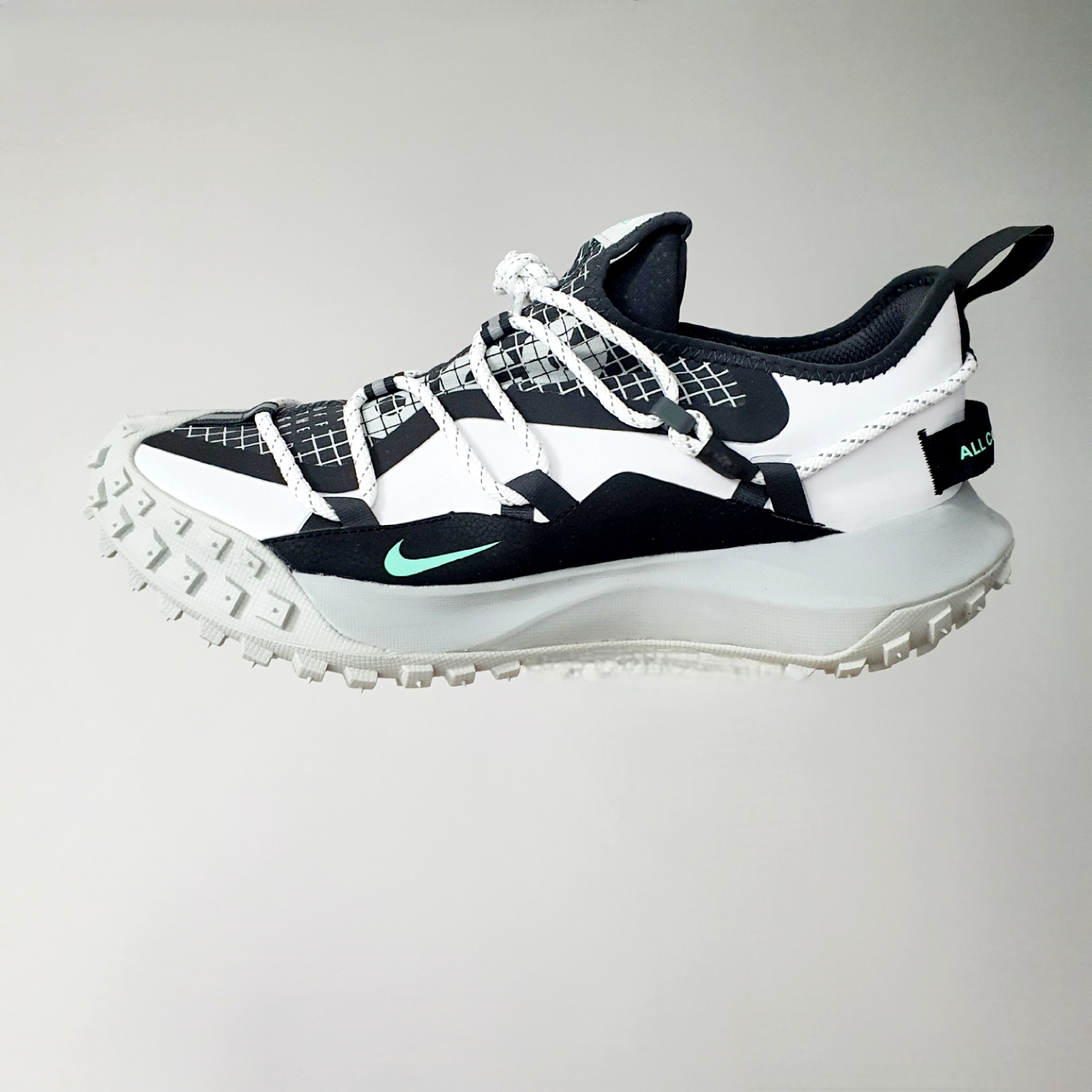 Nike ACG Mountain Fly Low SE White and Black 착용 스타일 - 2