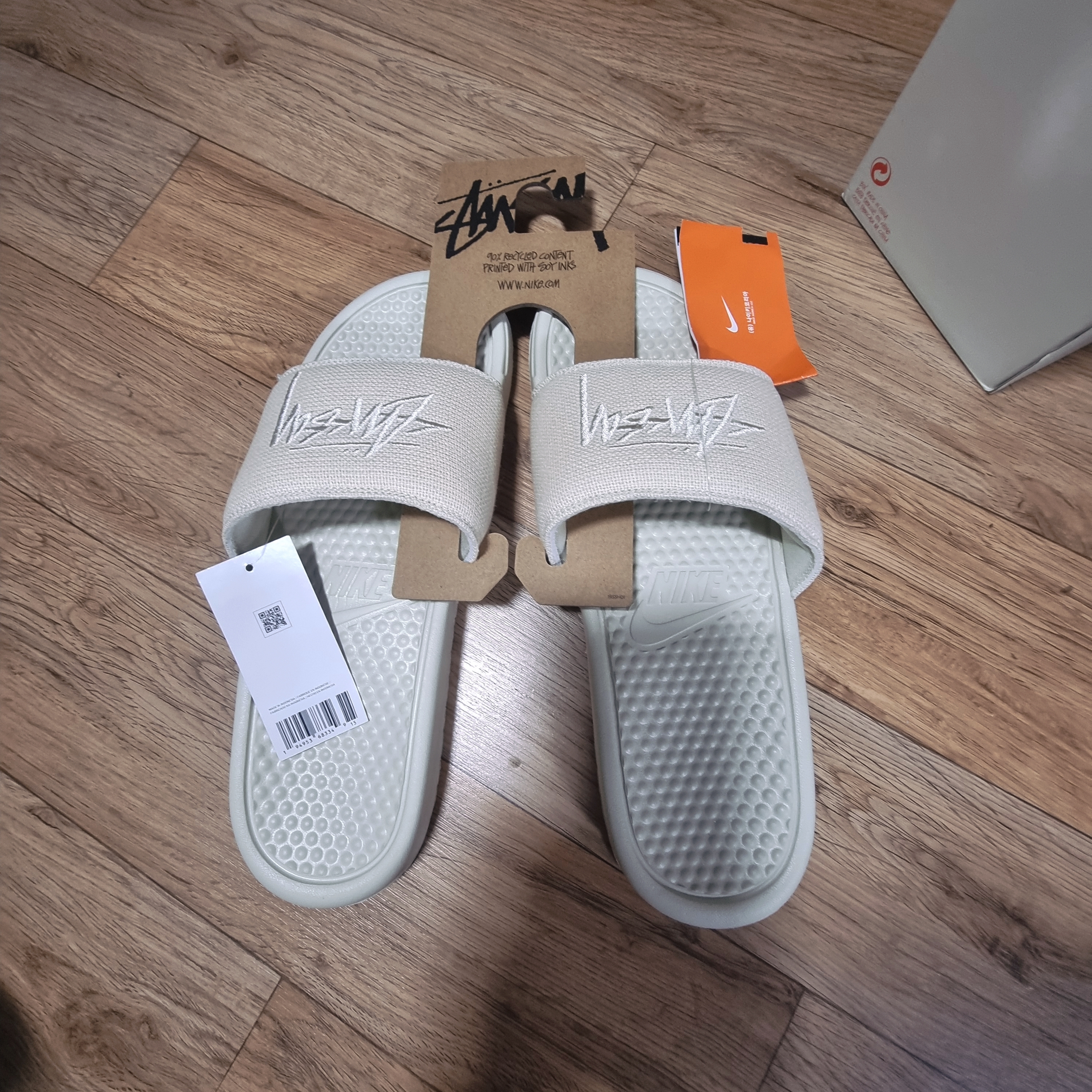Nike x Stussy Benassi Hemp Slide Fossil Stone 착용 스타일 - 2