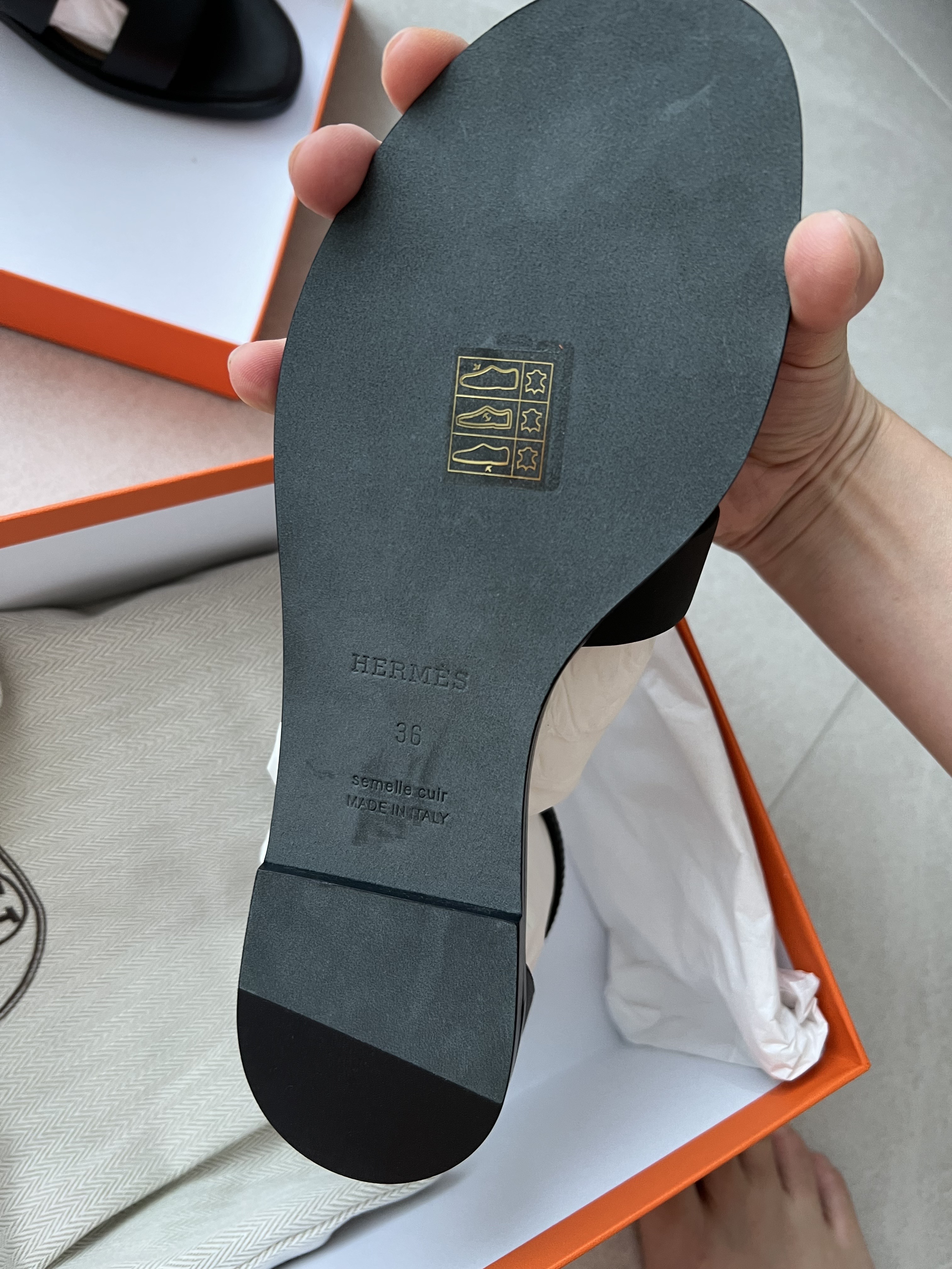 (W) Hermes Santorini Sandal Calfskin & Noir 착용 스타일 - 3