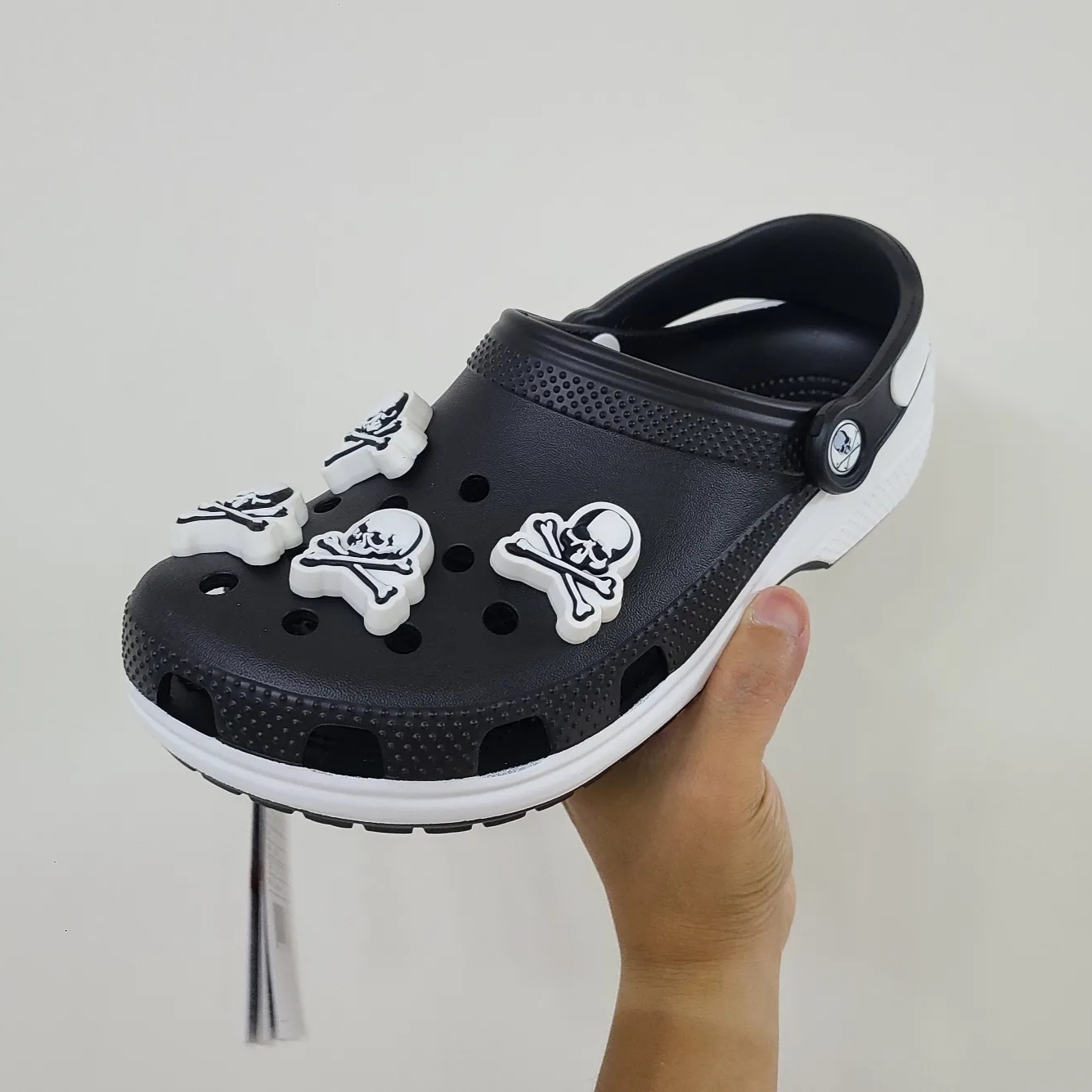 Crocs x Mastermind Classic Clog Black White 착용 스타일 - 1