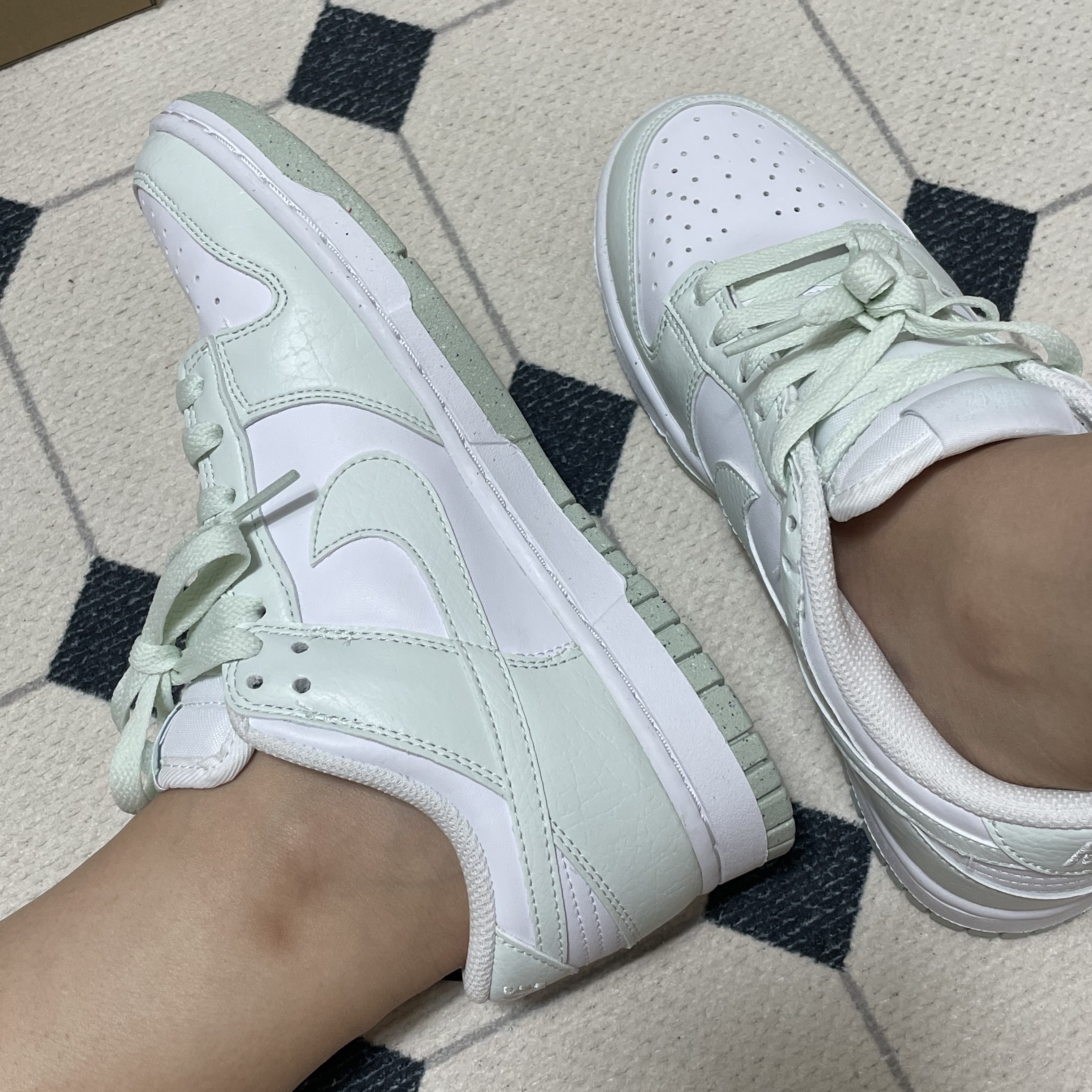 (W) Nike Dunk Low Next Nature Barely Green and White 착용 스타일