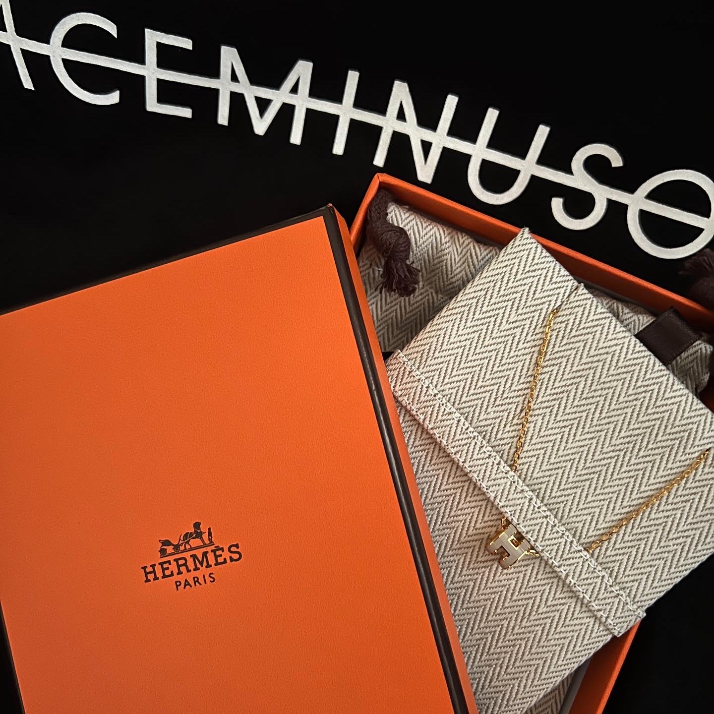 (W) Hermes Mini Pop H Pendant Rose Gold & Blanc, Peaceminusone Pullover Hoodie #1 Black 착용 스타일