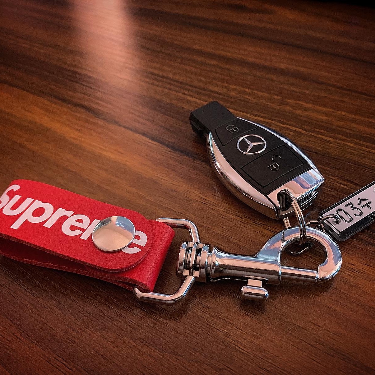 Supreme Leather Key Loop Red - 21SS 착용 스타일