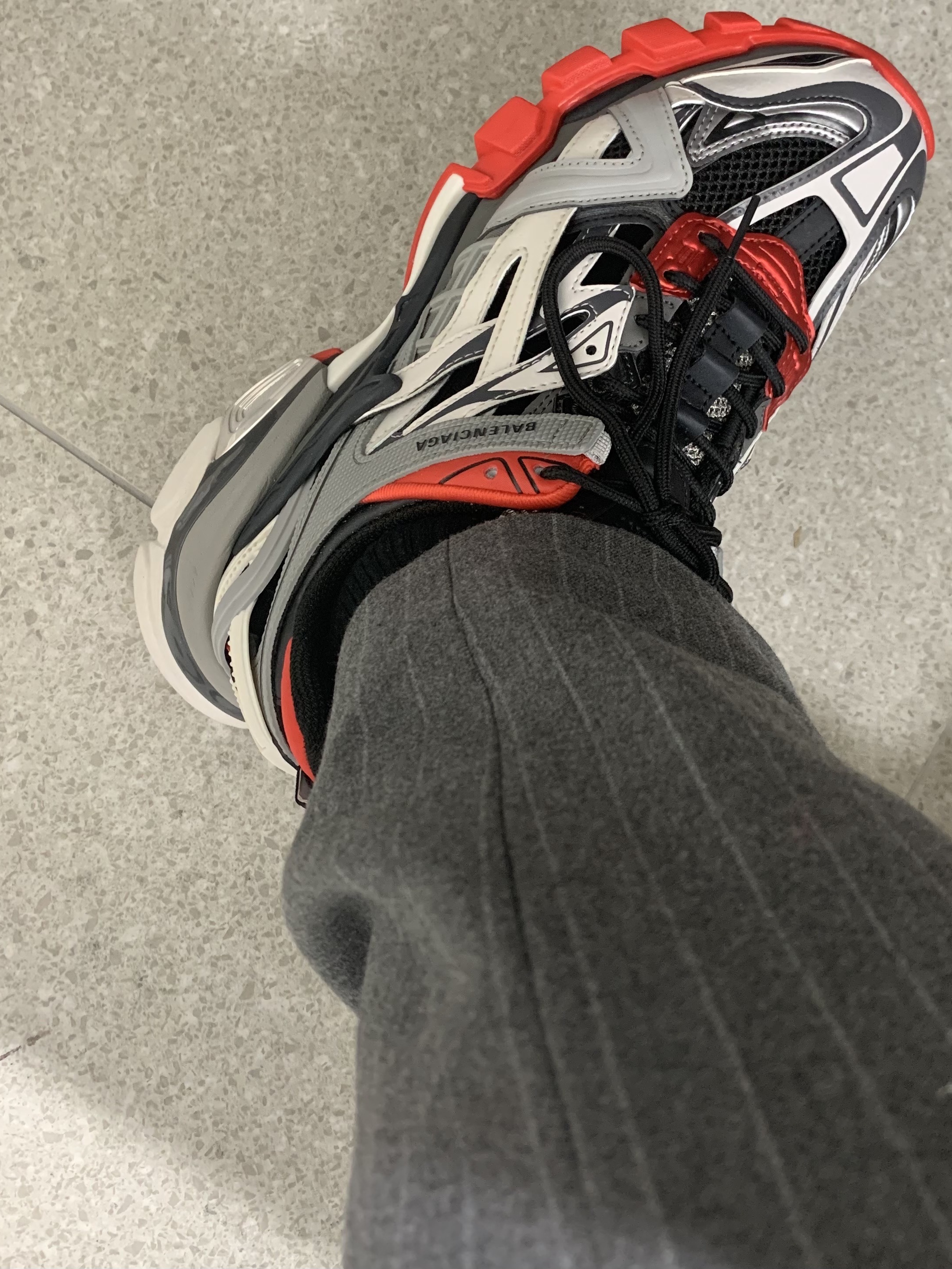 Balenciaga Track.2 Sneakers Black Grey Red 착용 스타일