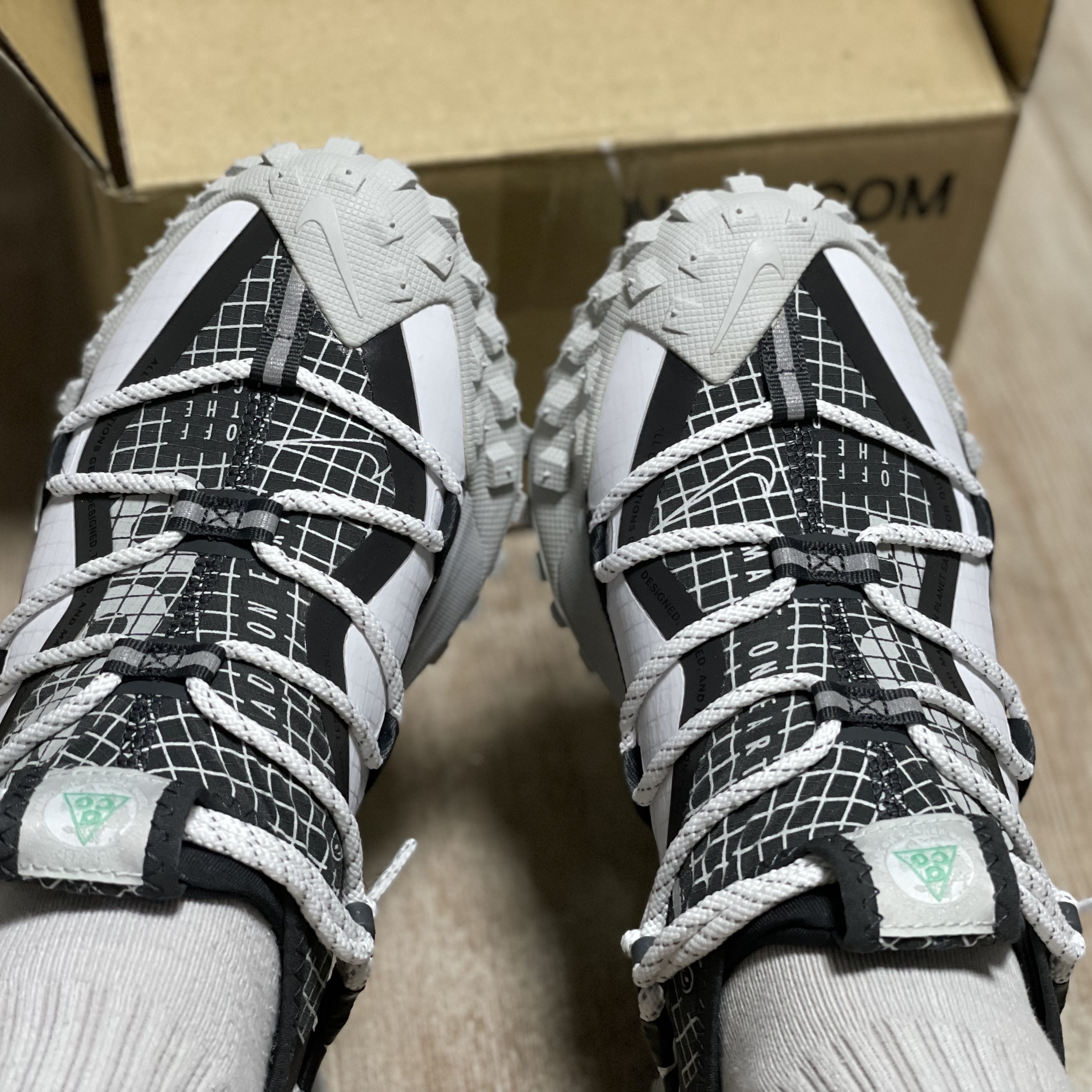 Nike ACG Mountain Fly Low SE White and Black 착용 스타일 - 1