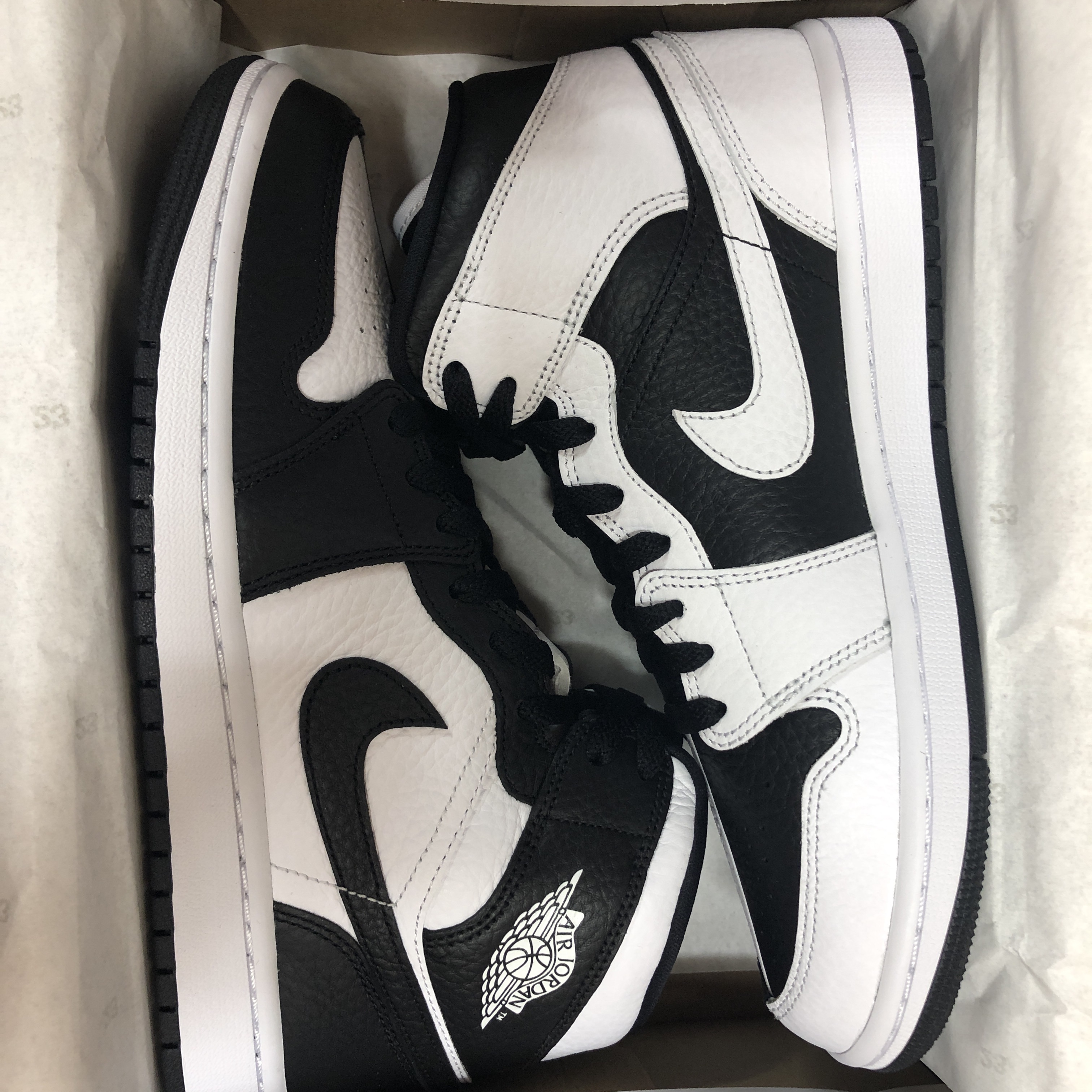 (W) Jordan 1 Mid SE Black White 착용 스타일 - 1