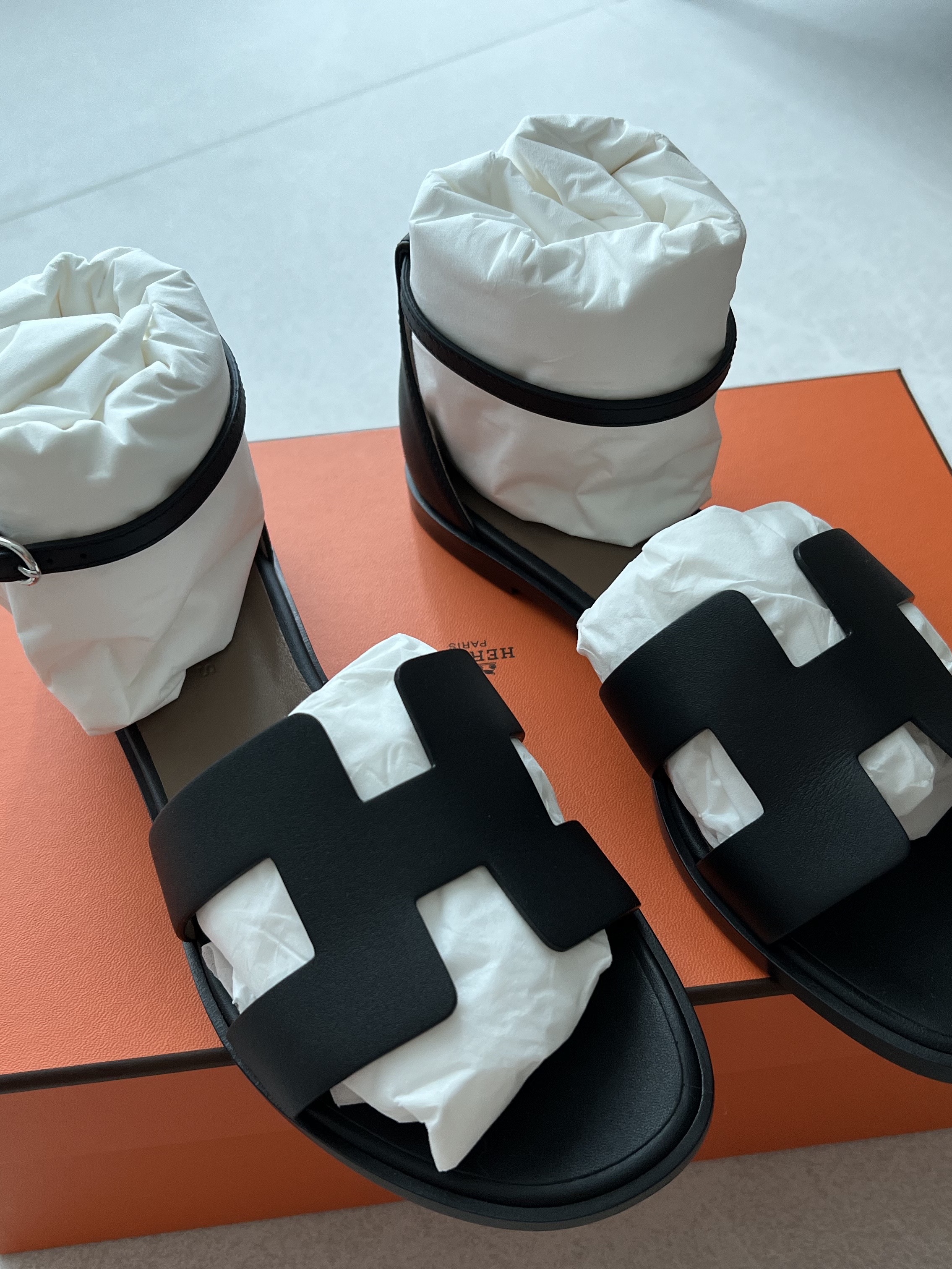 (W) Hermes Santorini Sandal Calfskin & Noir 착용 스타일 - 1