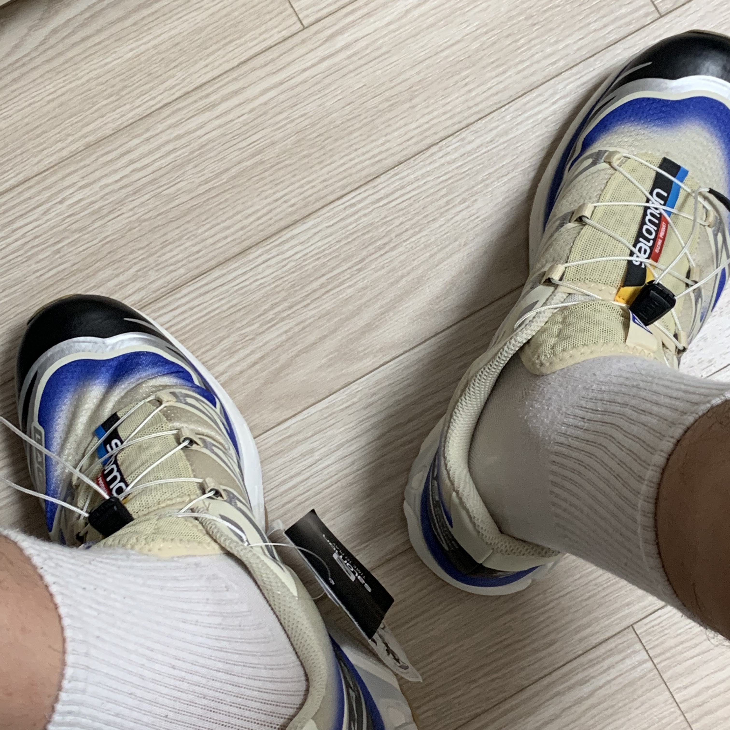 Salomon XT-6 Skyline Bleached Sand Dazzling Blue 착용 스타일 - 2