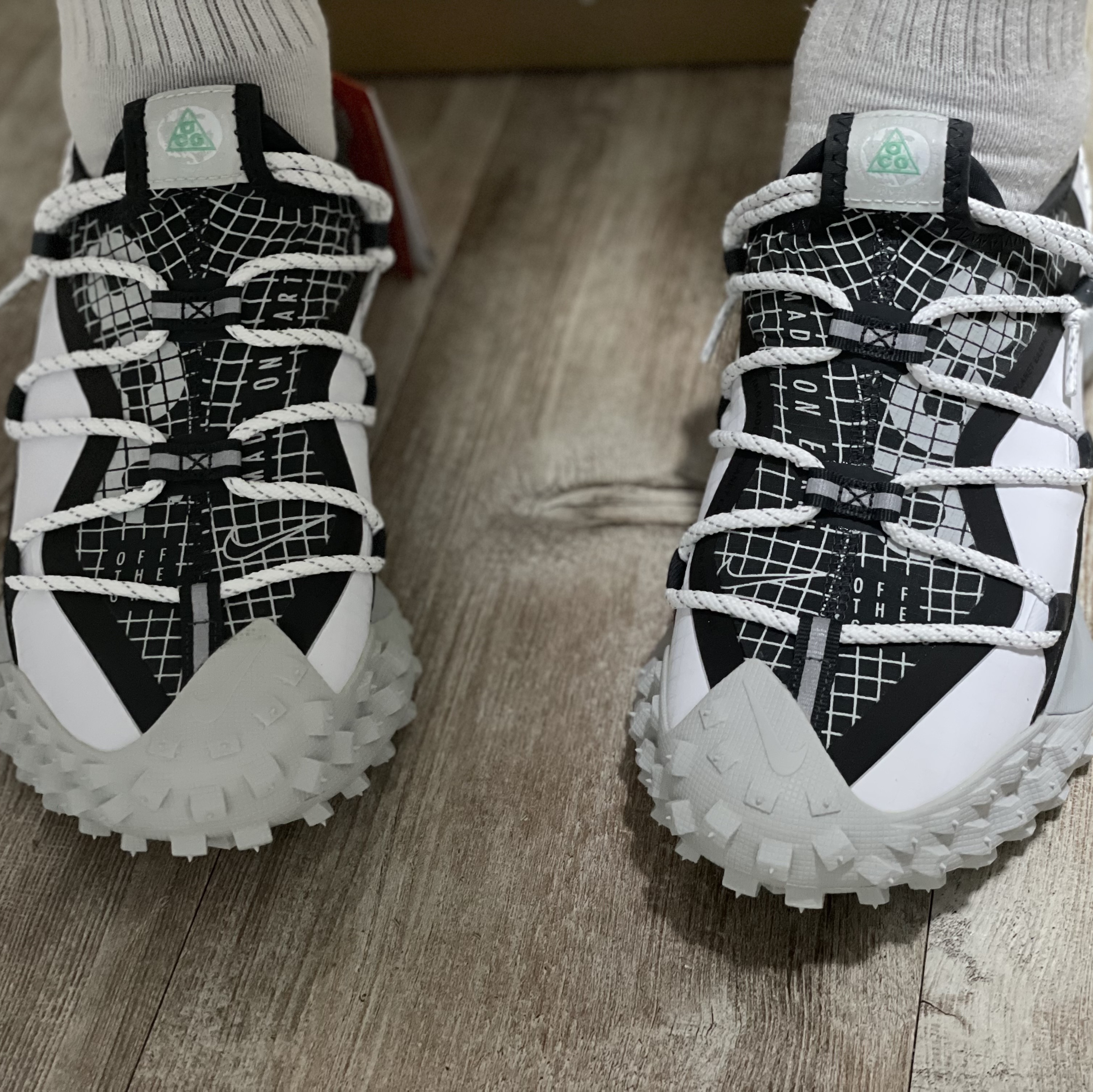 Nike ACG Mountain Fly Low SE White and Black 착용 스타일 - 2