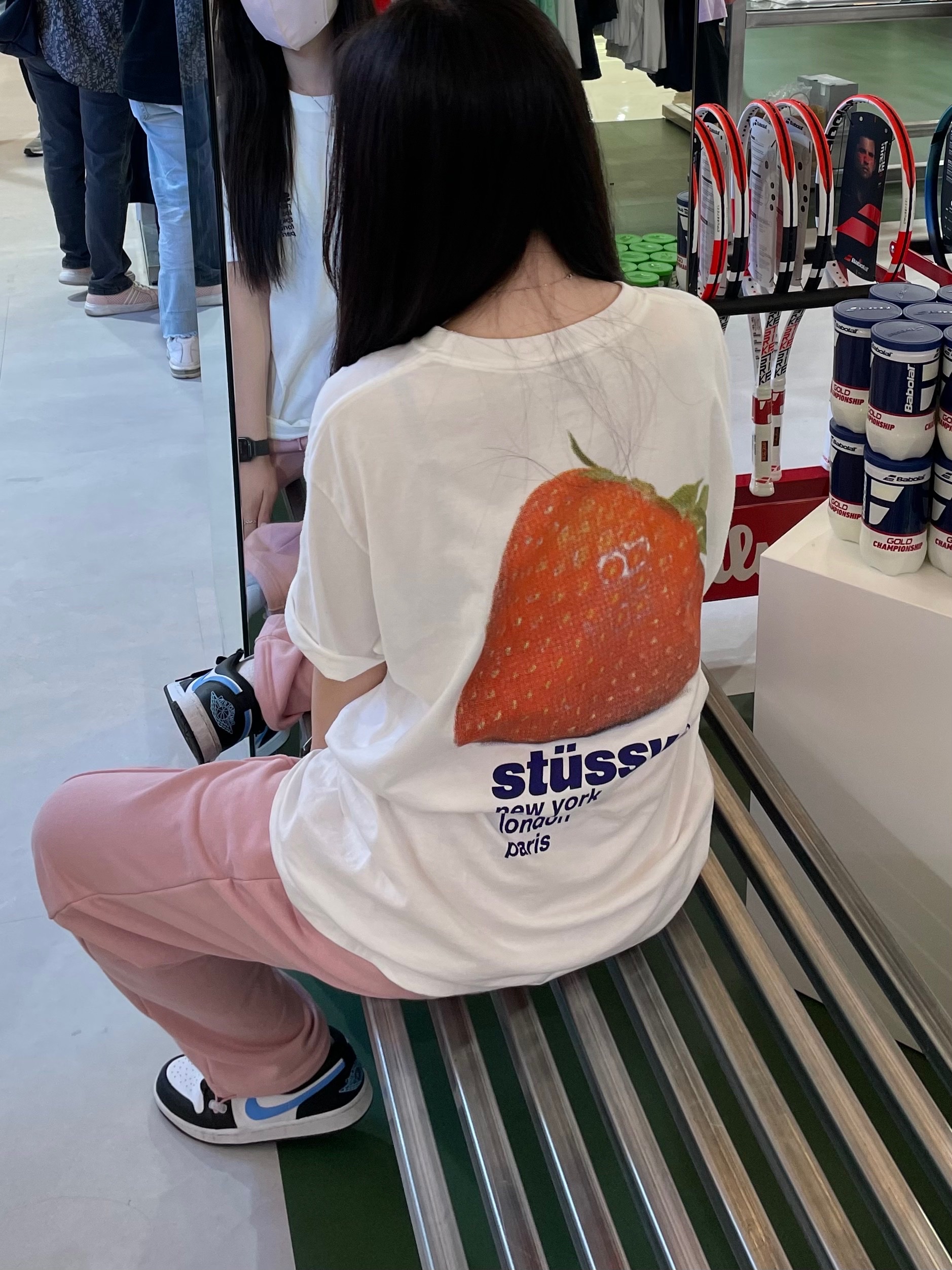 Stussy Strawberry T-Shirt White, (W) Jordan 1 Low Black University Blue 착용 스타일 - 2