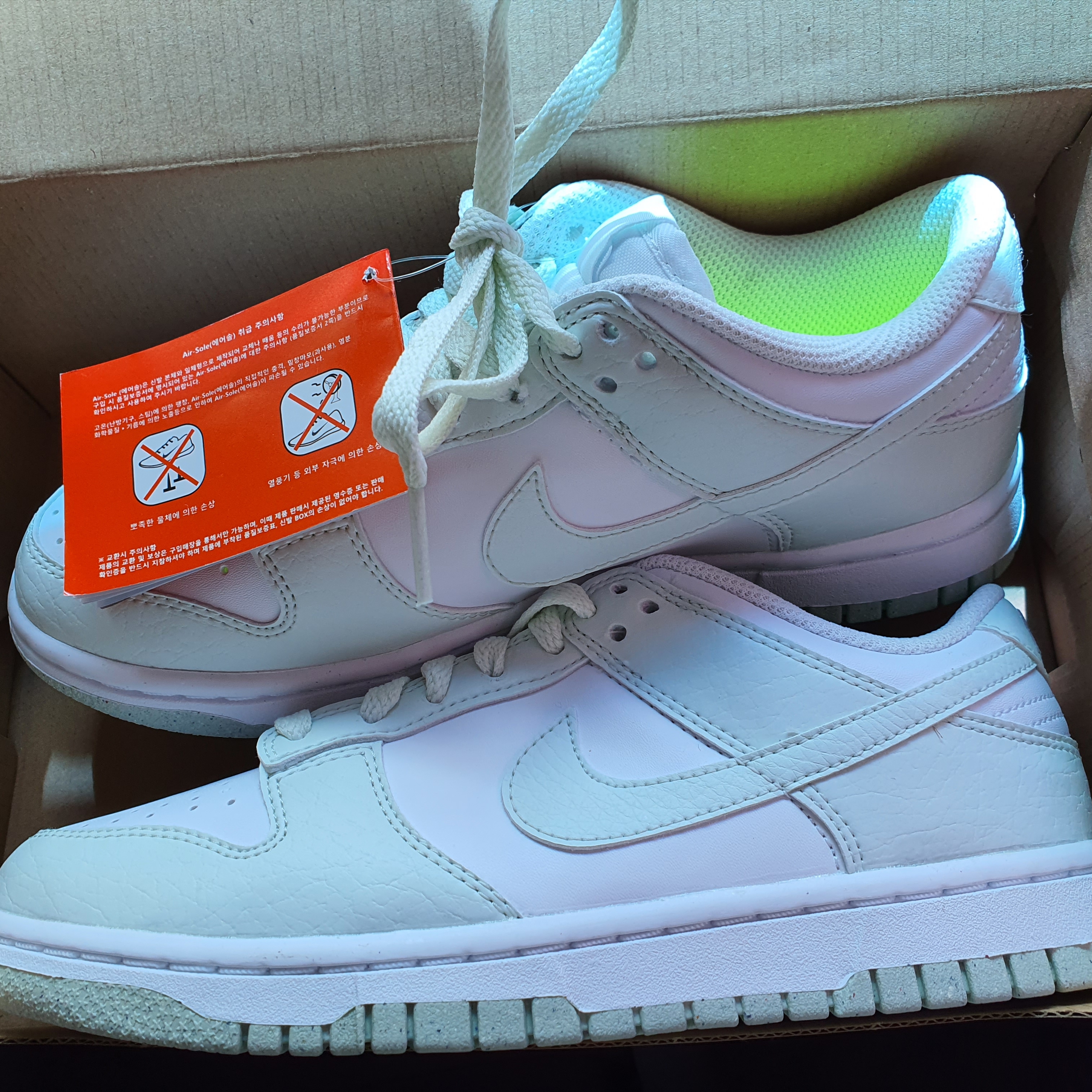 (W) Nike Dunk Low Next Nature Barely Green and White 착용 스타일 - 1