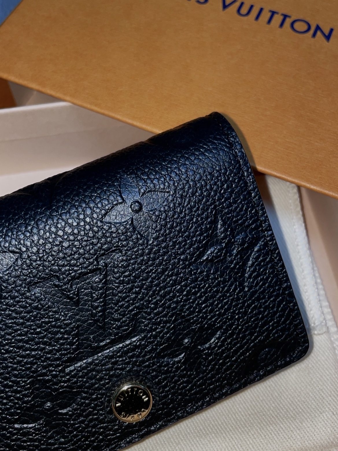 Louis Vuitton Business Card Holder Monogram Embossed Leather Black 착용 스타일
