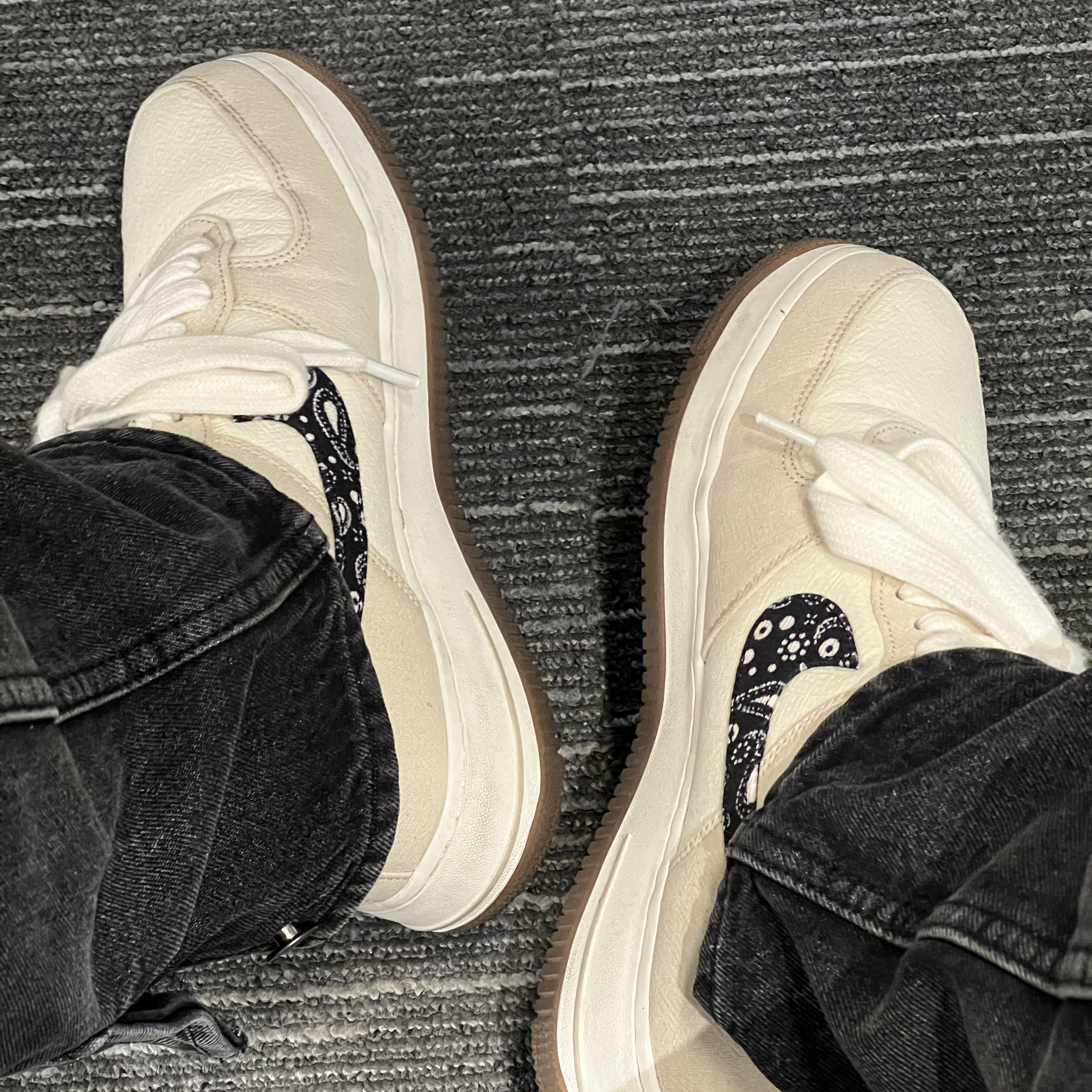 Nike Air Force 1 '07 LV8 Paisley Swoosh 착용 스타일