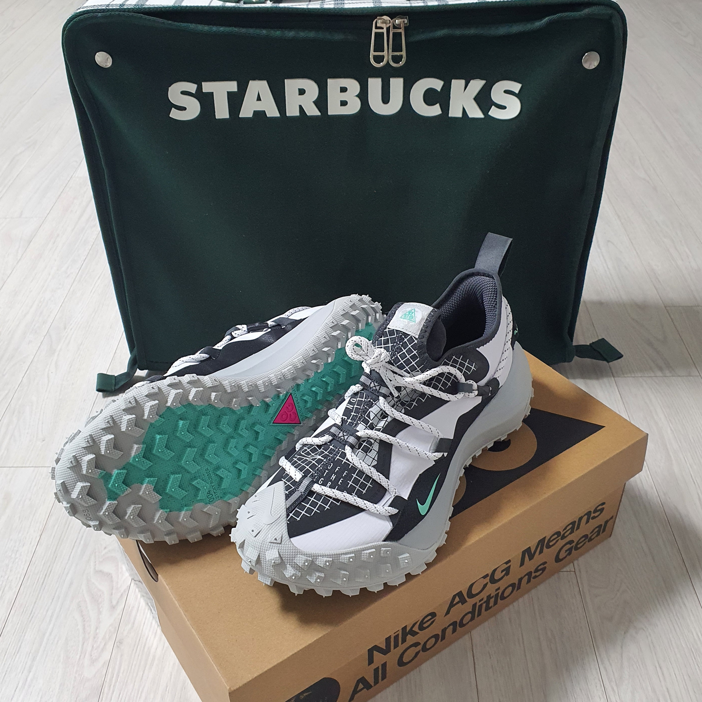 Nike ACG Mountain Fly Low SE White and Black 착용 스타일 - 1