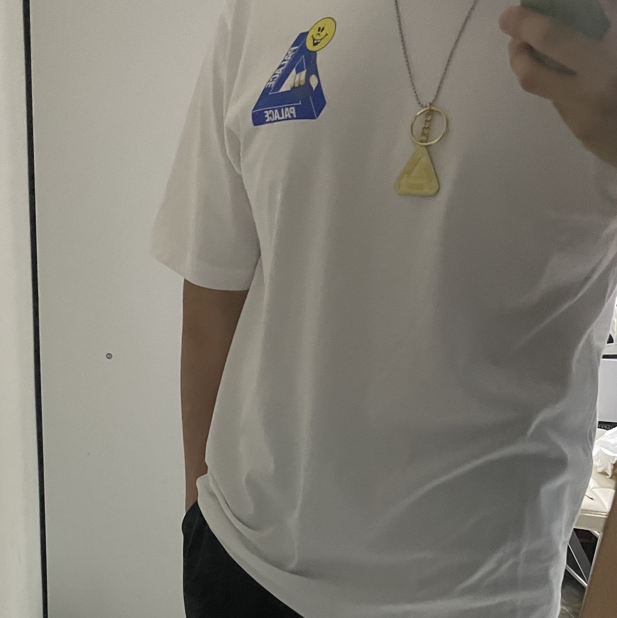 Palace Tri-Smiler T-Shirt White - 20SS, Palace Tri-Ferg Metal Keyring Gold - 20SS 착용 스타일