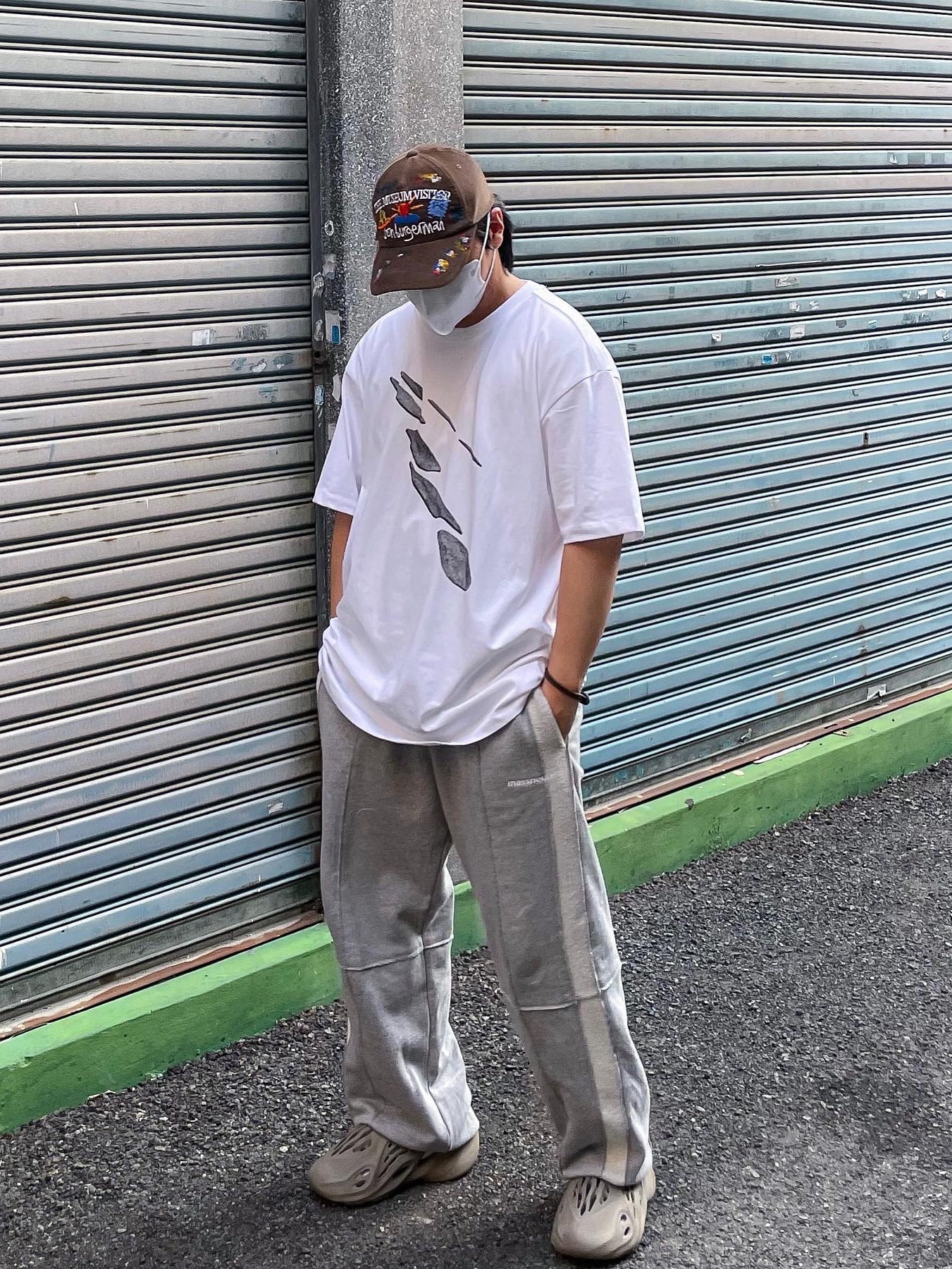 Adidas Yeezy Foam RNNR Stone Sage 착용 스타일