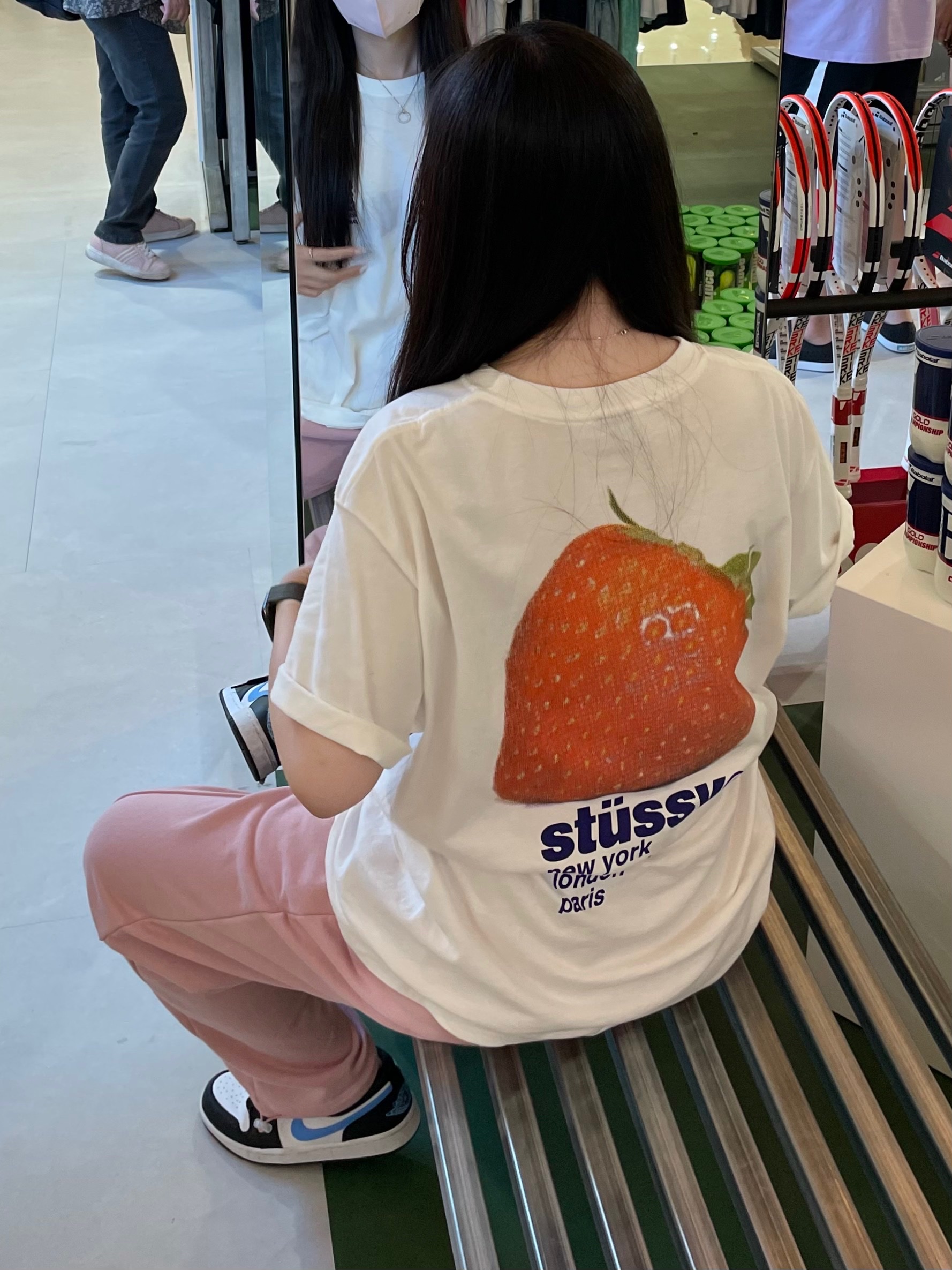 Stussy Strawberry T-Shirt White, (W) Jordan 1 Low Black University Blue 착용 스타일 - 3